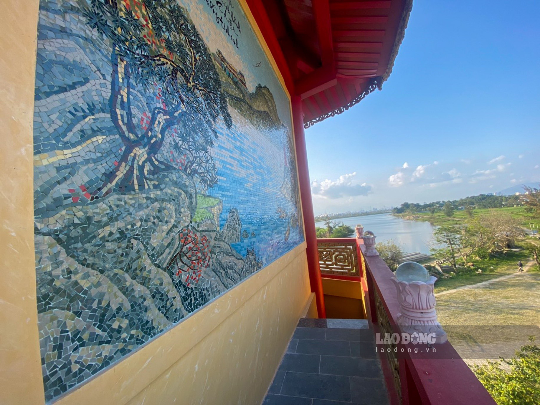 Các địa danh nổi tiếng xứ Huế như sông Hương, chùa Thiên Mụ được thể hiện trong 1 bức tranh sứ tại đây.