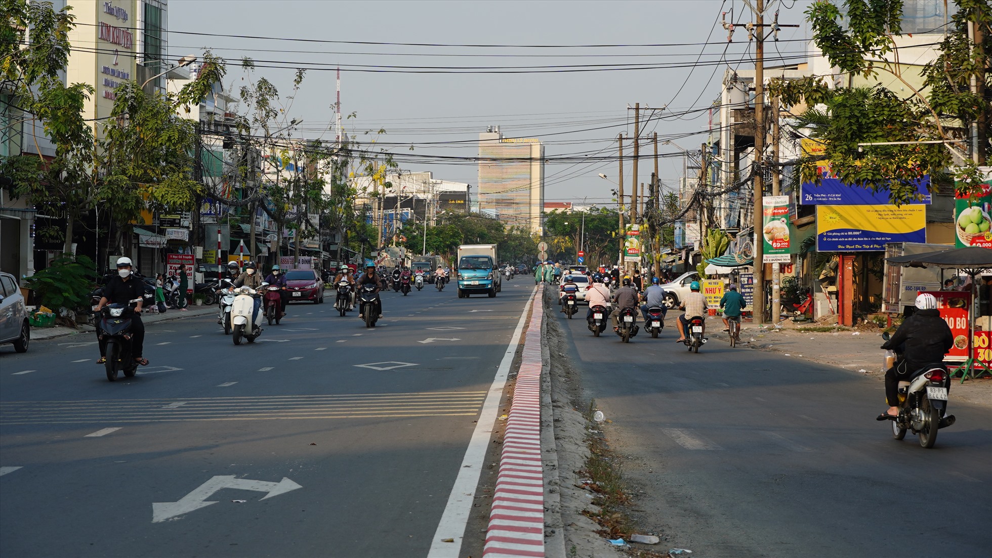 Ghi nhận của Lao Động, đường Trần Phú có chiều dài hơn 1km được UBND quận Ninh Kiều (TP. Cần Thơ) triển khai thực hiện dự án nâng cấp, mở rộng nhằm tạo thuận tiện cho lưu thông và chỉnh trang đô thị. Nhưng đến nay dự án này vẫn chưa được hoàn tất.