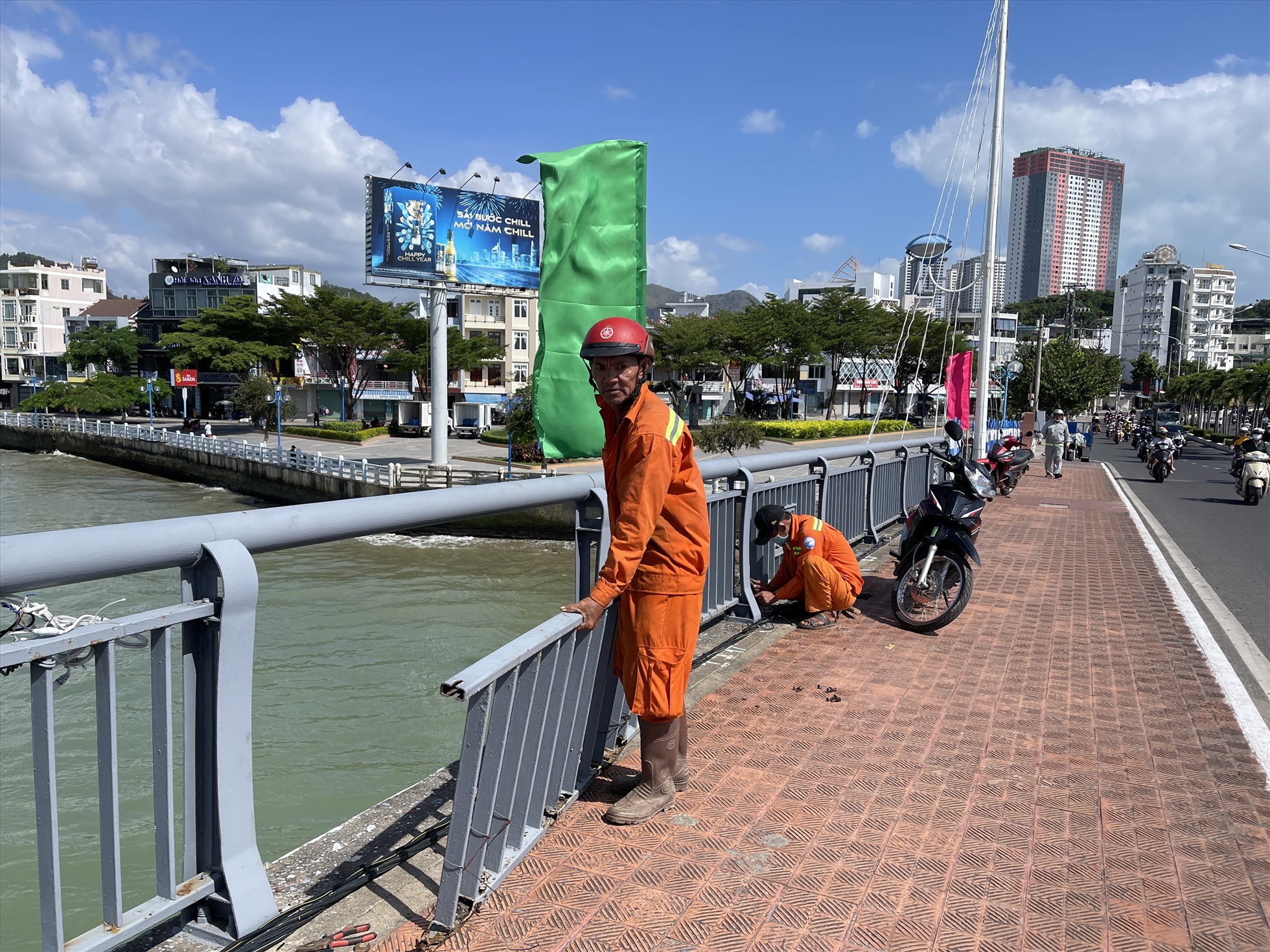 Lang cang trên cầu Trần Phú xuống cấp nên công nhân dựng biển báo, tổ chức thay mới. Ảnh: Hữu Long