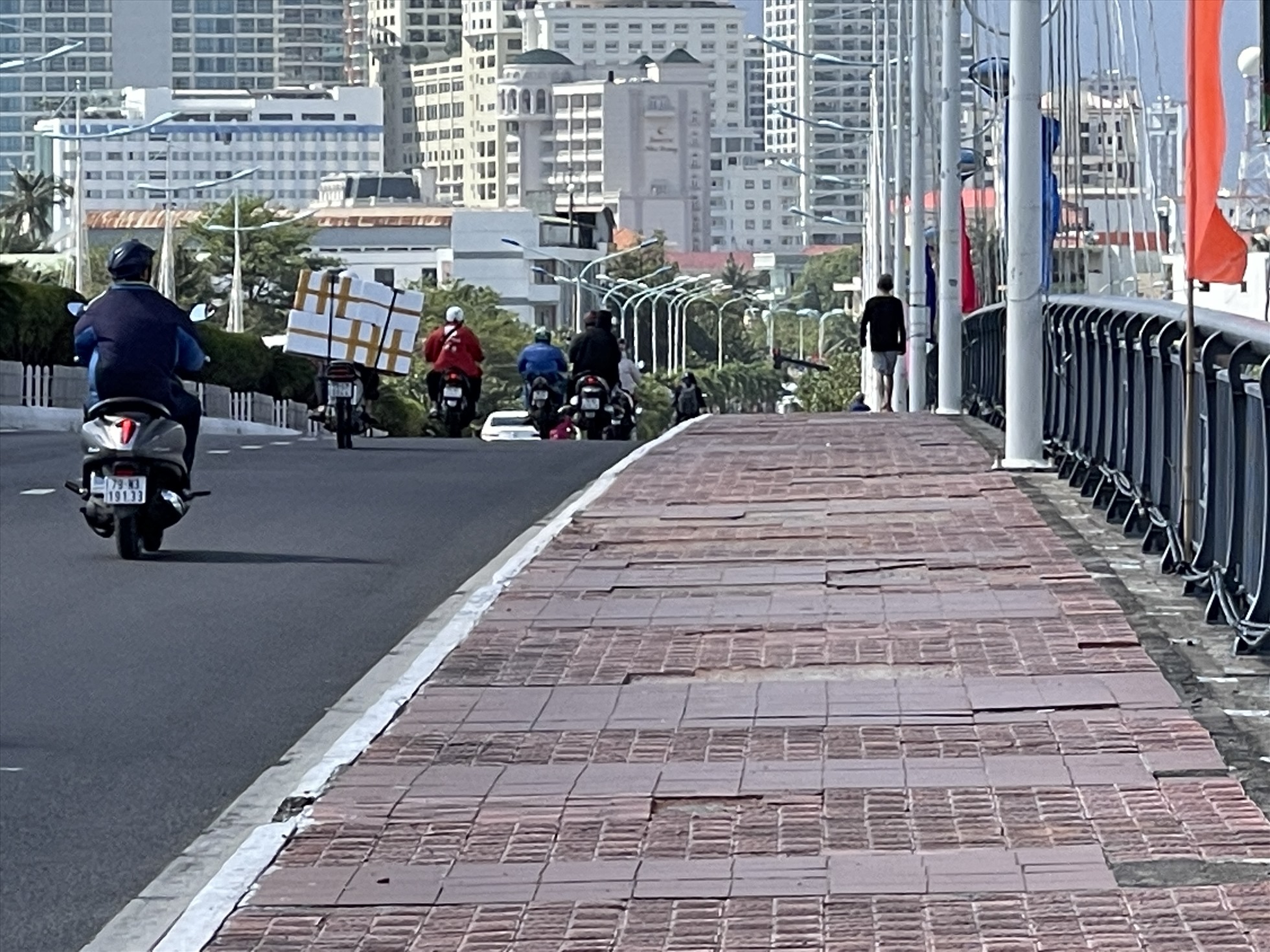 Nhiều người dân bức xúc bởi cầu Trần Phú xuống cấp nhưng địa phương chưa sửa chữa. Ảnh: Hữu Long