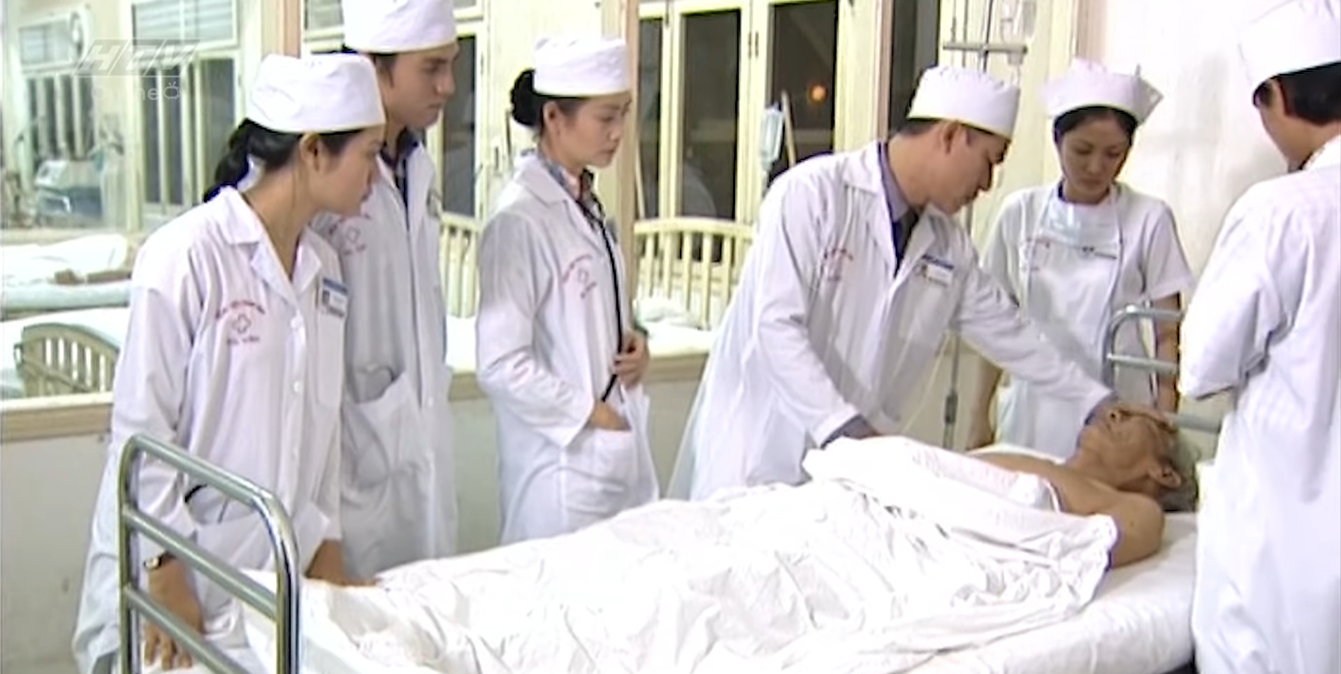 Một cảnh bác sĩ đang khám cho bệnh nhân. Ảnh: Chụp trong phim.
