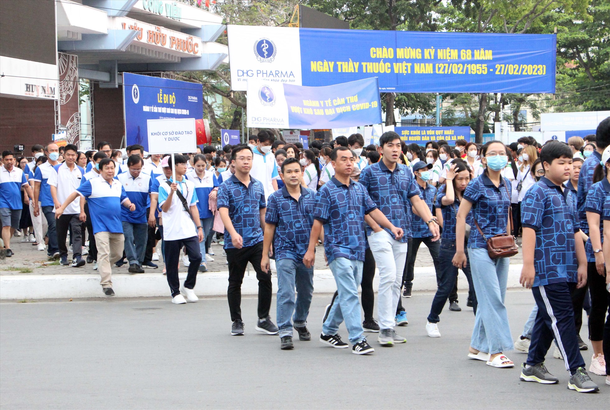 Lễ đi bộ quy tụ hơn 2000 người diễn ra trong không khí tươi vui, hào hứng. Ảnh: Phong Linh