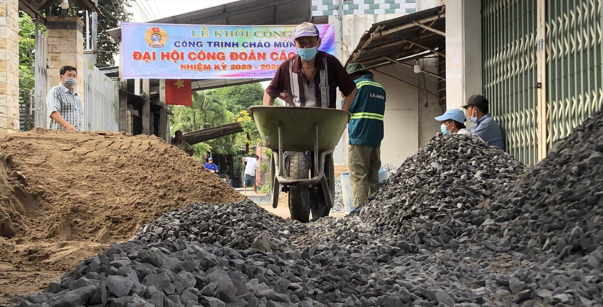 Bà con khu vực Thới Lợi A, phường Thới An hăng say sửa chữa tuyến đường mới. Ảnh: Bích Ngọc