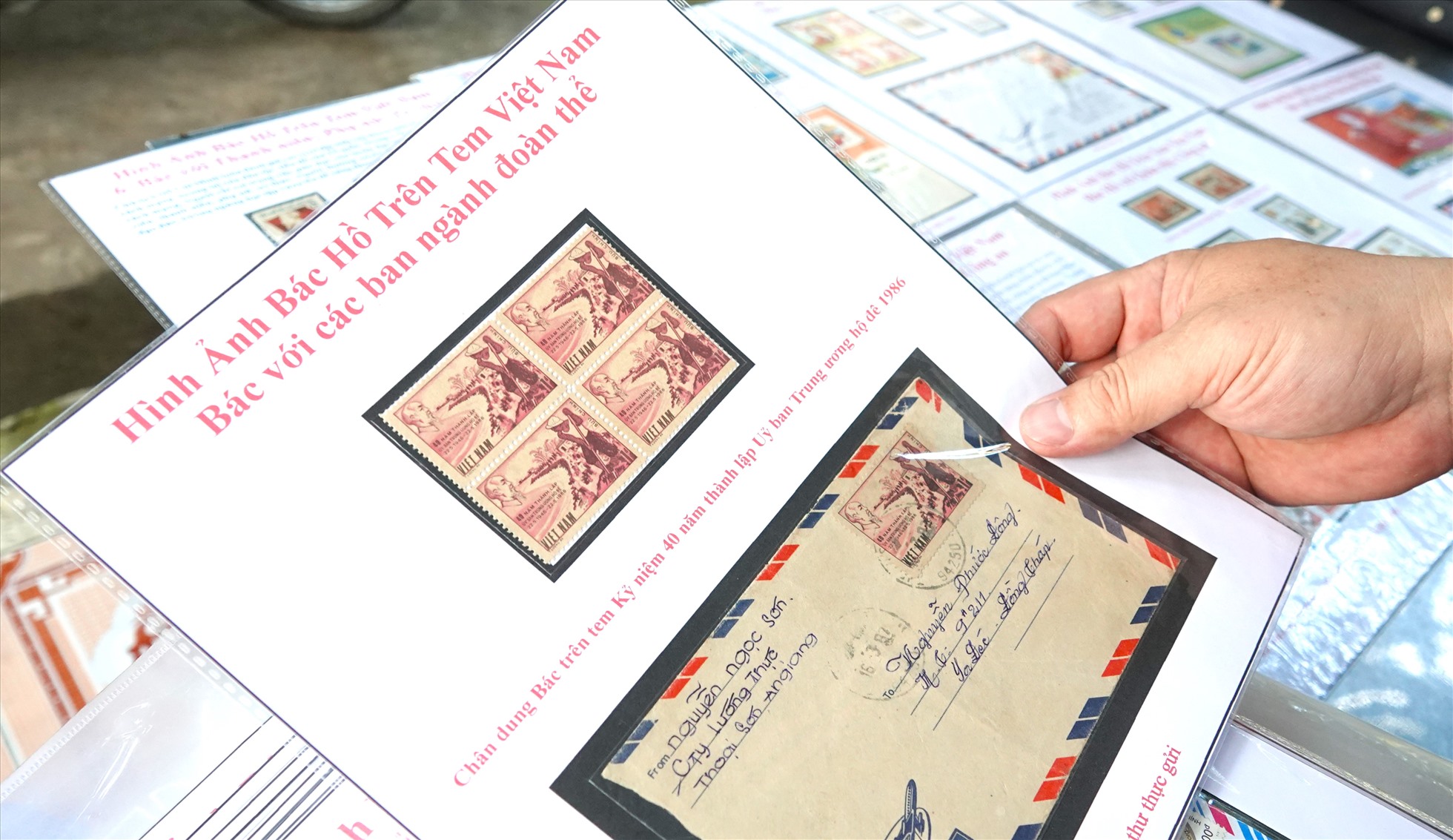 Với thầy Bình, ấn tượng nhất trong bộ sưu tập tem của mình là bộ tem về Đảng và Bác, bởi có hơn 100 mẫu tem được thầy sưu tập qua những kỳ Đại hội Đảng lần thứ IV đến lần thứ XIII nên cần thời gian dài để hoàn thiện chủ đề này.