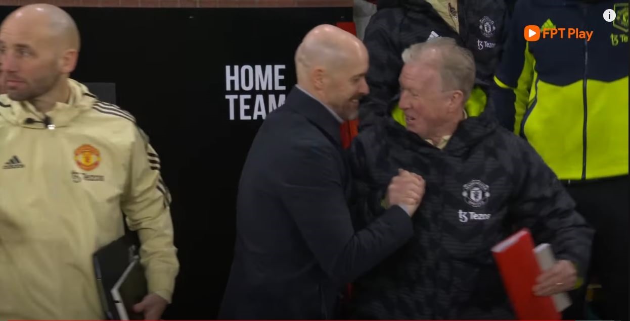 Ten Hag và McClaren chia sẻ niềm vui sau trận. Ảnh chụp màn hình
