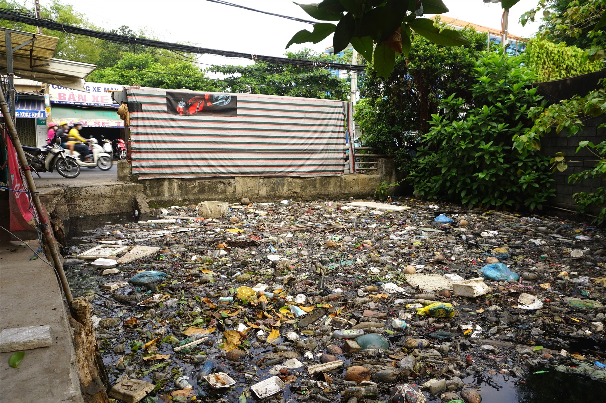 Ghi nhận ngày 25.2, kênh Hy Vọng - đoạn chảy qua đường Phan Huy Ích (phường 15, quận Tân Bính) ngập kín rác tạo thành “dòng kênh” nổi lềnh bềnh toàn hộp xốp, túi ni lông, chai lọ.
