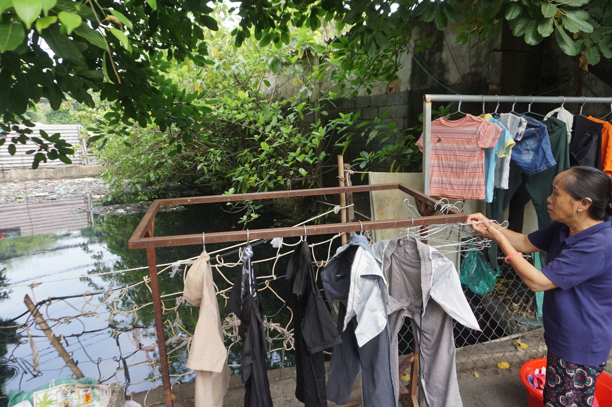 Bà Nguyễn Thị Lài (70 tuổi) sống bên bờ kênh cho biết, cách đây khoảng nửa tháng có nhóm bạn trẻ vớt sạch rác dưới kênh nhưng sau đó rác lại từ các nơi đổ về.