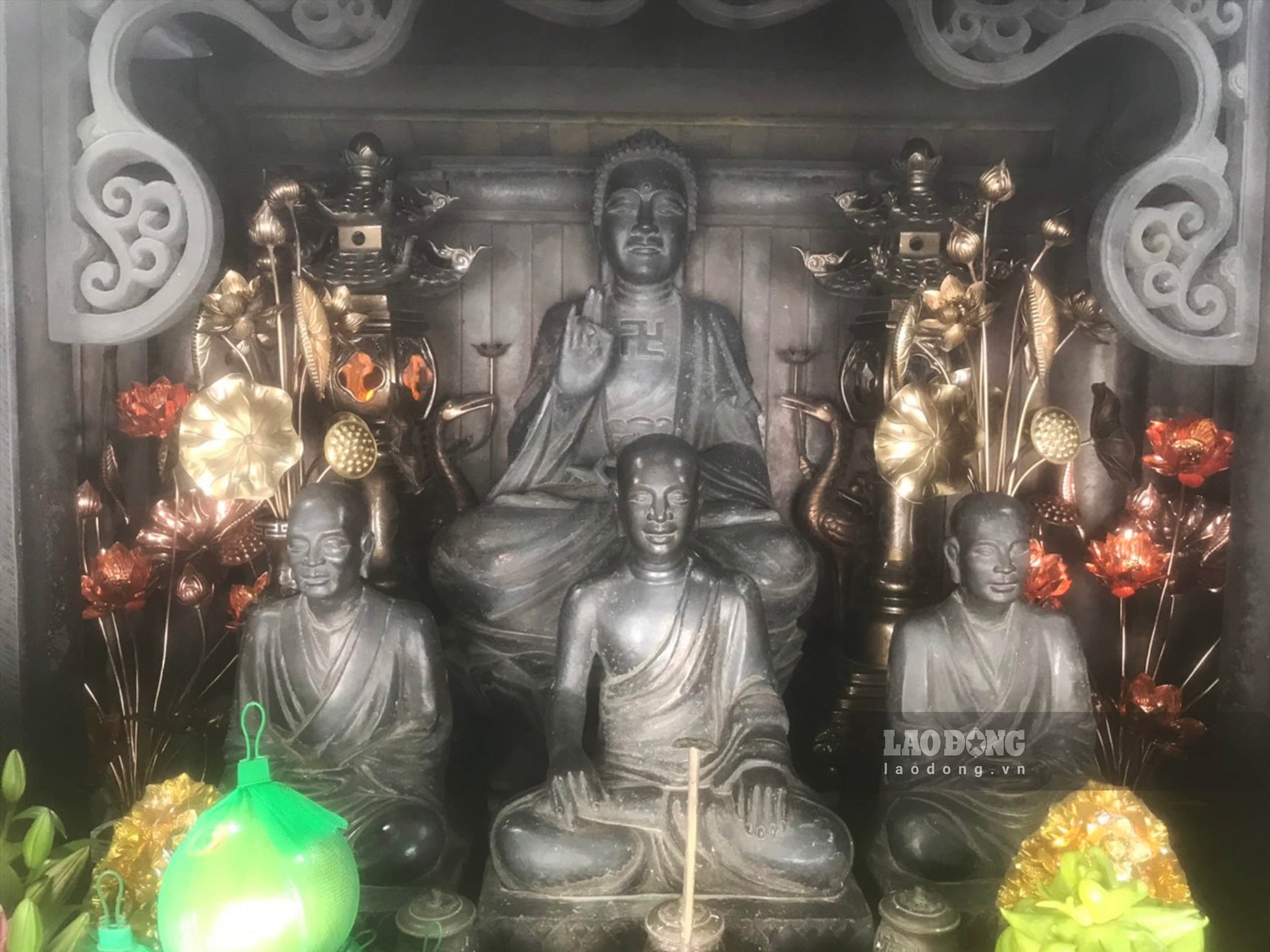 Hệ thống tượng Phật trong chùa gồm 1 pho tượng Phật Thích Ca và 3 pho tượng Tam Tổ Trúc Lâm. Tượng có kích thước cao trung bình từ 0,45-0,87m tọa trên đài sen, trong đó 3 pho tượng Tổ được tạo tác lớn hơn.