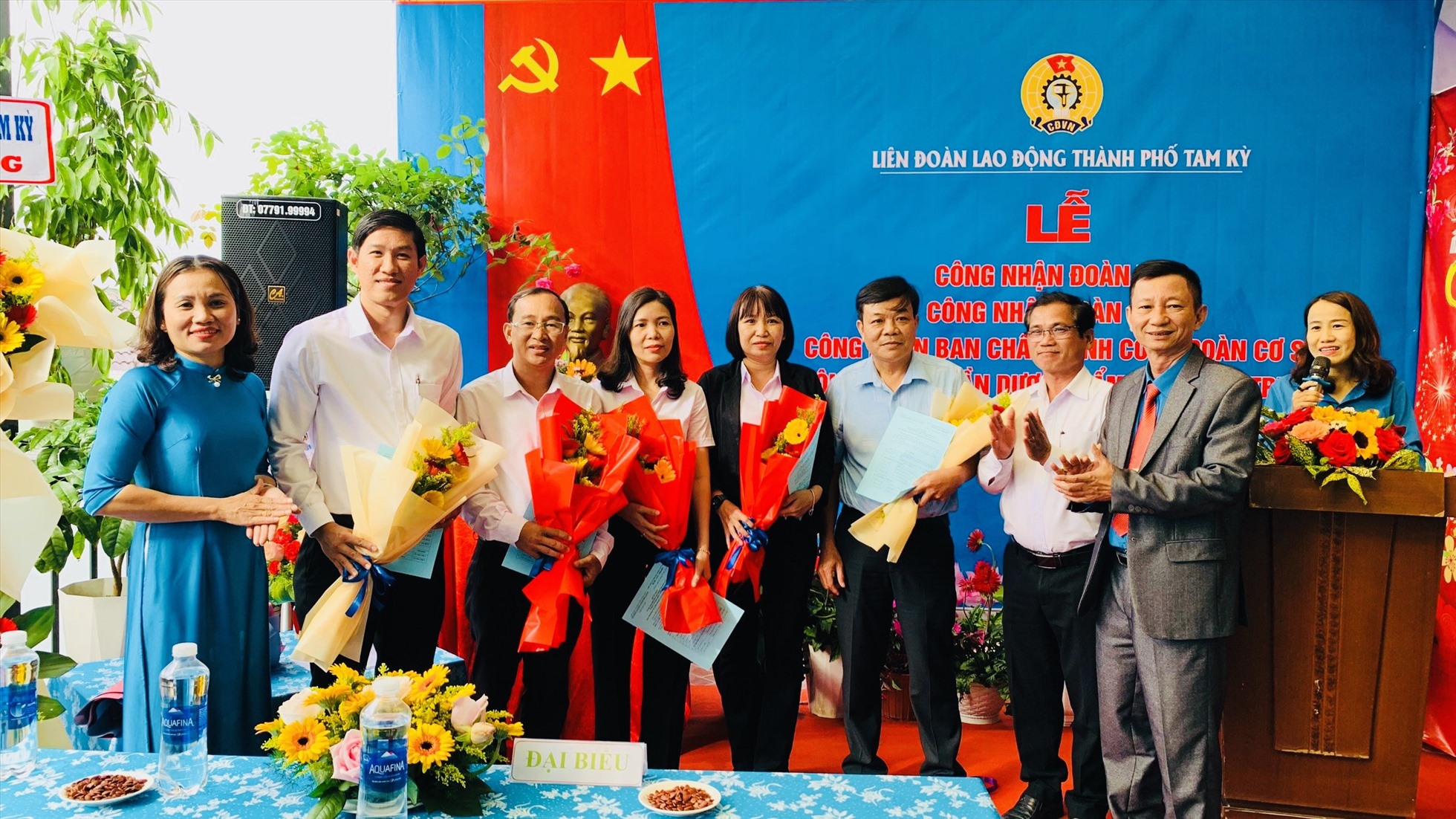 LĐLĐ TP Tam Kỳ, tỉnh Quảng Nam trao quyết định thành lập và tặng hoa chúc mừng BCH công đoàn công ty dược phẩm Việt Quảng Nam. Ảnh: Nguyễn Hoàng