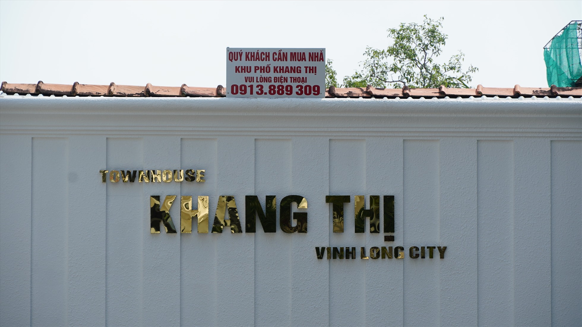 Ghi nhận của Lao Động, công ty địa ốc P&G đã xây dựng dự án khu phố Khang Thị, nằm ngay trung tâm TP Vĩnh Long, trên tuyến đường Nguyễn Huệ, thuộc phường 2.