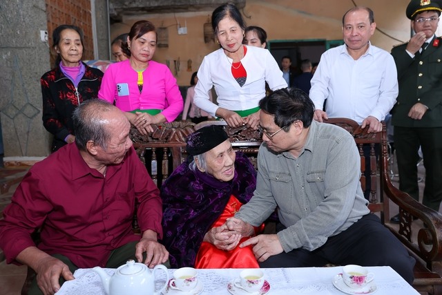 Thủ tướng tới thăm, tặng quà Mẹ Việt Nam anh hùng Nguyễn Thị Chố - Ảnh: VGP