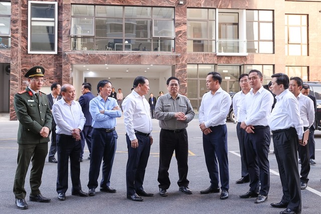 Thủ tướng thăm Khu nhà ở xã hội (phường Quỳnh Lâm, TP. Hòa Bình) - Ảnh: VGP