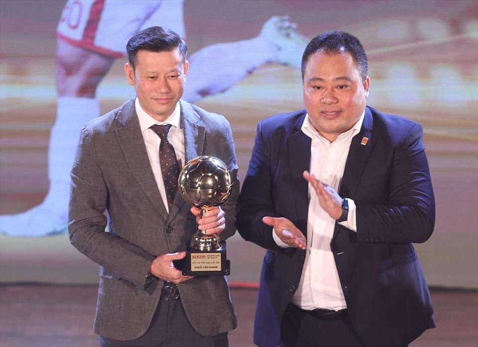 Huấn luyện viên Thạch Bảo Khanh nhận giải thưởng Cầu thủ trẻ nam xuất sắc nhất 2022 thay cho tiền vệ Khuất Văn Khang. Ảnh: Thanh Vũ