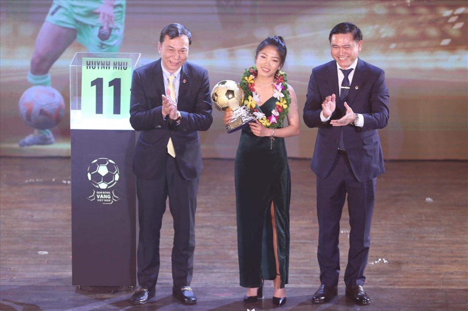 Huỳnh Như đoạt danh hiệu Quả bóng vàng nữ Việt nam 2022. Ảnh: Thanh Vũ