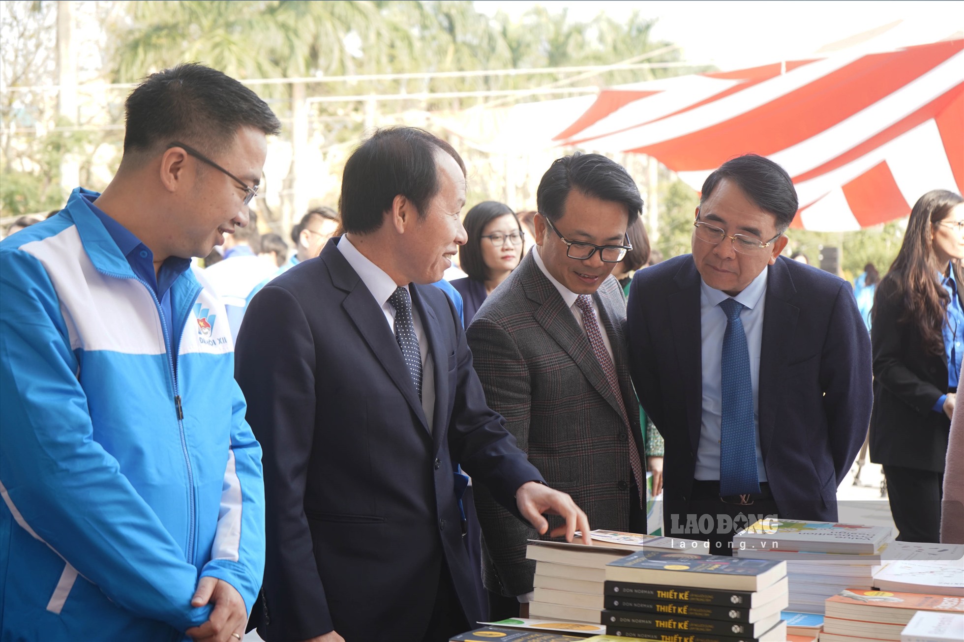 Ông Lê Tiến Châu - Ủy viên Trung ương Đảng, Bí thư Thành ủy Hải Phòng cùng ban lãnh đạo thành phố tham quan các gian hàng sách.