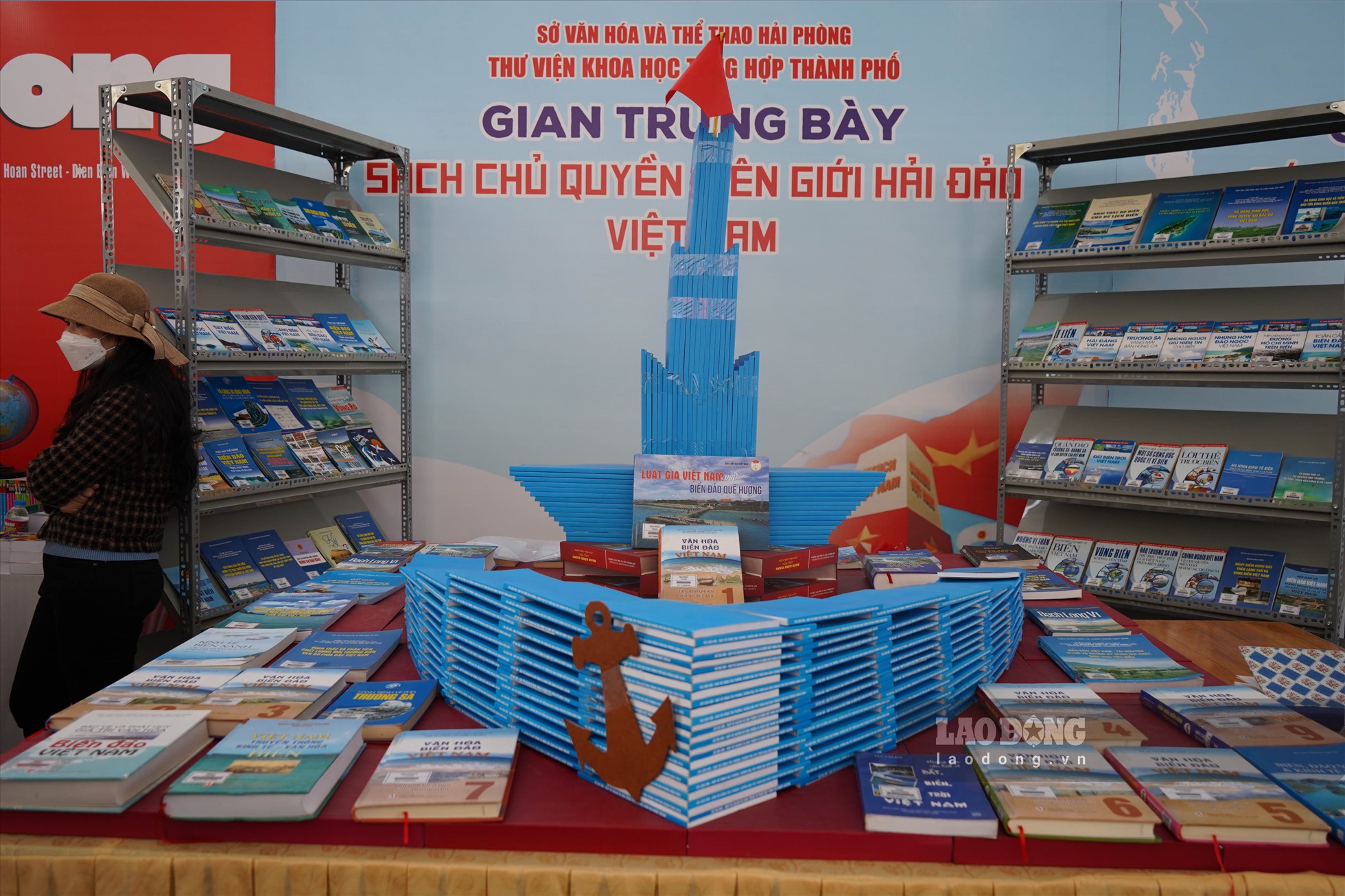 Các gian trưng bày sách về Chủ tịch Hồ Chí Minh và chủ quyền biên giới hải đảo Việt Nam.