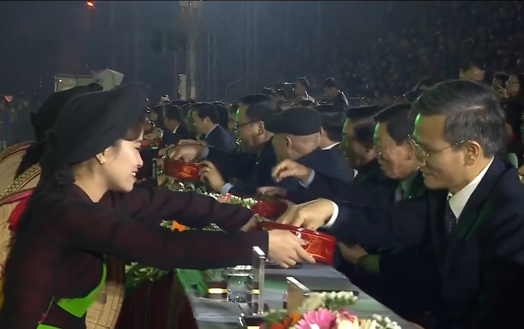 Trên nền nhạc của bài của bài quan họ “Mời nước, mời trầu“, các liền chị gửi đến Phó Thủ tướng Trần Hồng Hà cùng các quan khách Trung ương và địa phương những cơi trầu têm cánh phượng, thể hiện tấm lòng hiếu khách của người Bắc Ninh - Kinh Bắc.