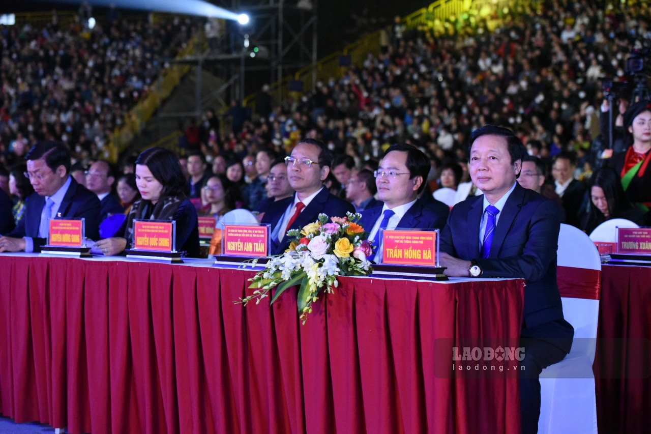 Phó Thủ tướng Trần Hồng Hà cùng nhiều đại biểu là lãnh đạo các Bộ ngành, địa phương dự lễ khai mạc Festival tối 25.2. Trong chiều cùng ngày, Phó Thủ tướng đã chủ trì Hội nghị “Lấy ý kiến về Dự thảo Luật Đất đai (sửa đổi)” với 25 tỉnh, thành phố khu vực phía Bắc, cũng được tổ chức tại Bắc Ninh.