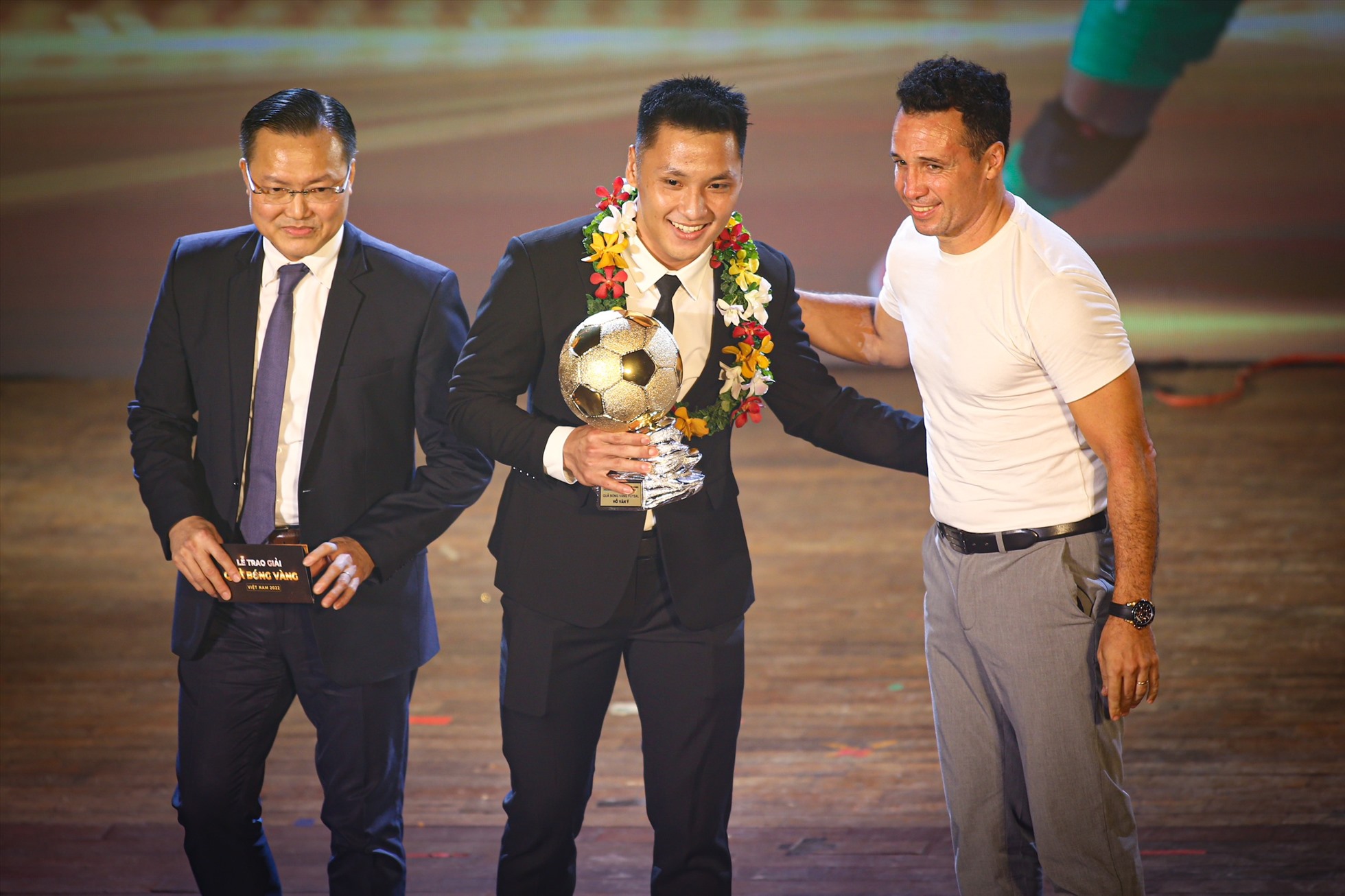 Thủ môn Hồ Văn Ý giành danh hiệu Quả bóng vàng futsal Việt Nam 2022. Ảnh: Thanh Vũ