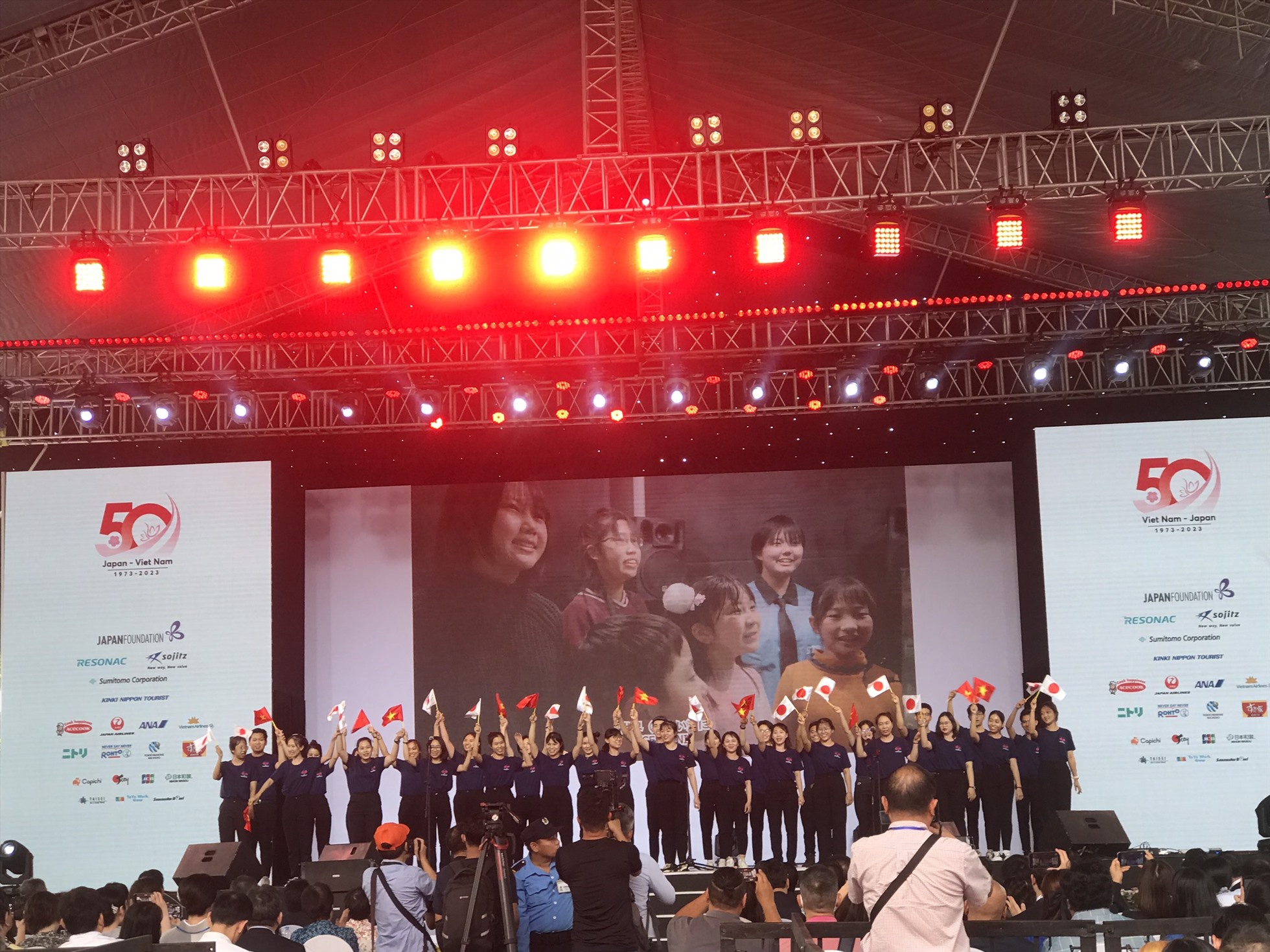 Năm 2023 đánh dấu cột mốc quan trọng trong quan hệ hợp tác lâu dài giữa Việt Nam và Nhật Bản. Để kỷ niệm và nhìn lại sự hợp tác trong nửa thế kỷ qua, đại sứ quán Nhật Bản tại Việt Nam tổ chức Lễ hội Việt - Nhật lần thứ 8 với chủ đề “Cùng nắm chặt tay, hướng tới tương lai, vươn ra thế giới“.