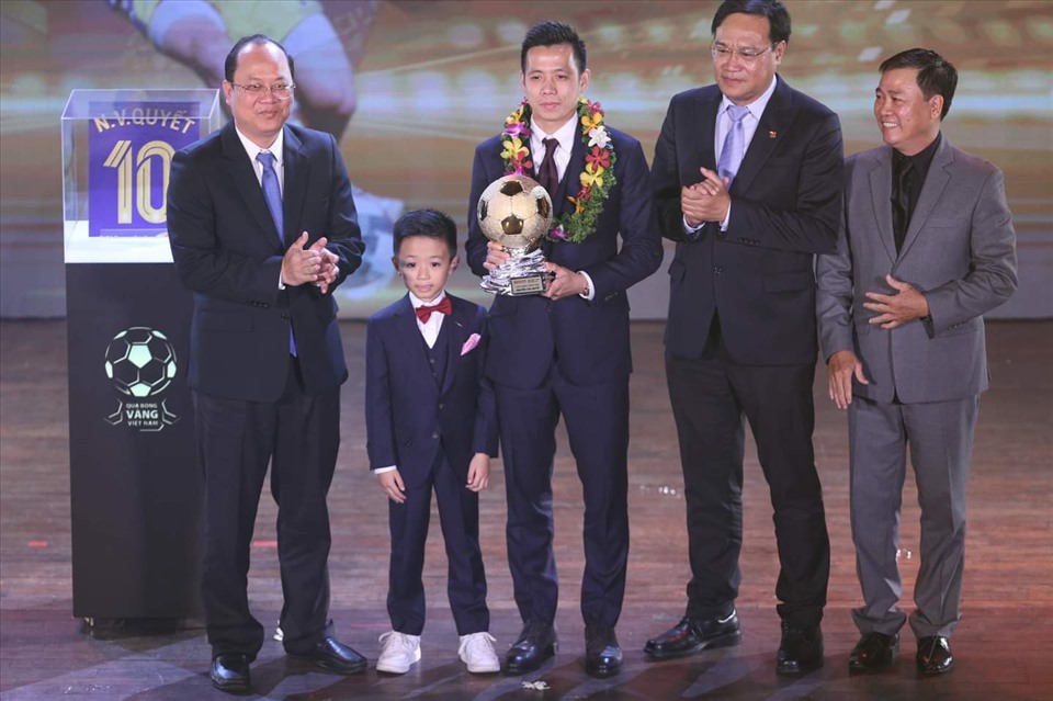 Văn Quyết nhận danh hiệu Quả bóng vàng Việt Nam 2022. Ảnh: Thanh Vũ