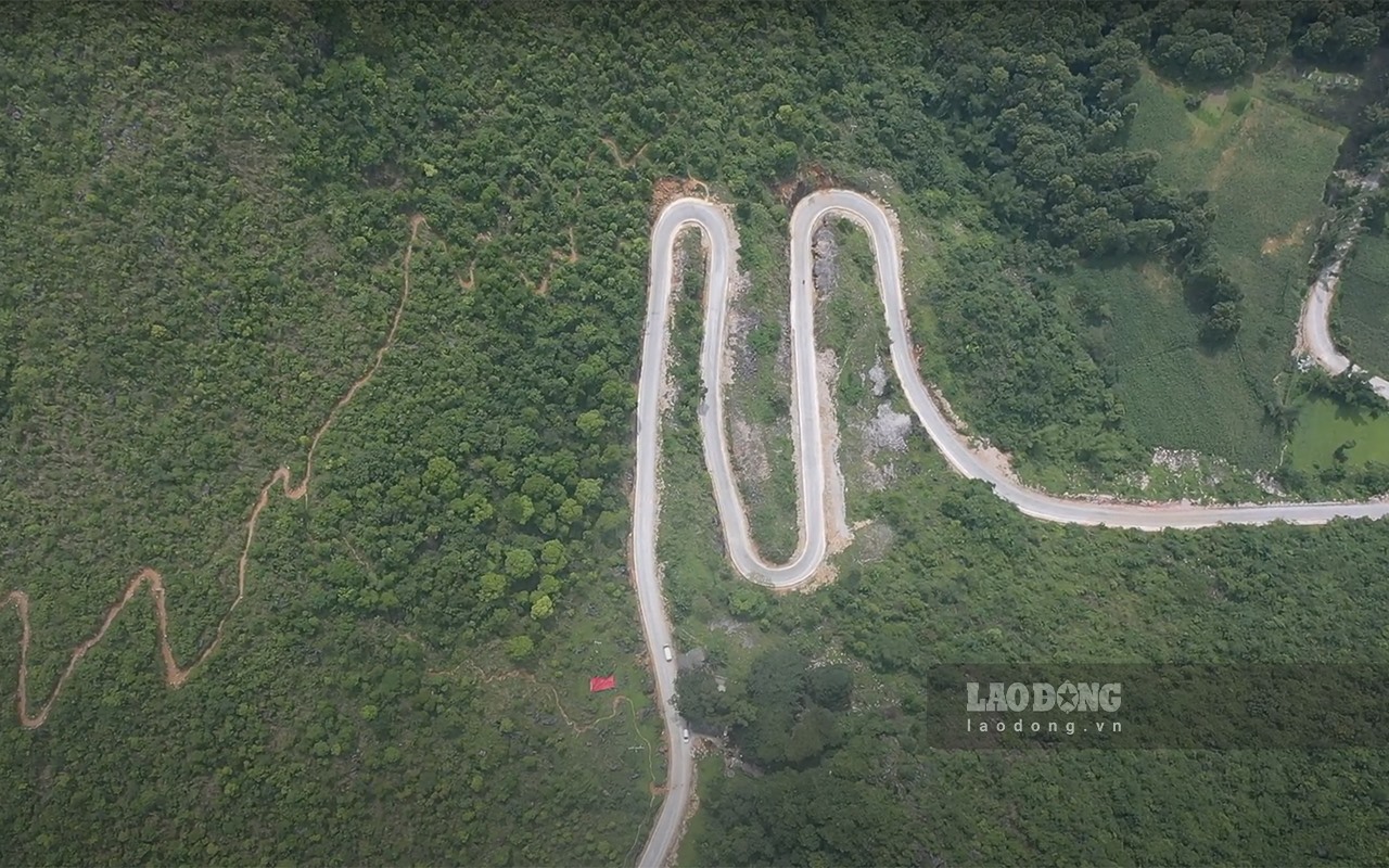 Chị Hoàng Oanh (du khách đến từ Hà Nội) chia sẻ: “Ngoài thác Bản Giốc, Cao Bằng còn có đèo Khau Cốc Chà là địa điểm tiếp theo mình muốn chinh phục, ngày hôm nay đã được tận mắt nhìn ngắm mình thấy rất vui và cả một chút phấn khích nữa“.