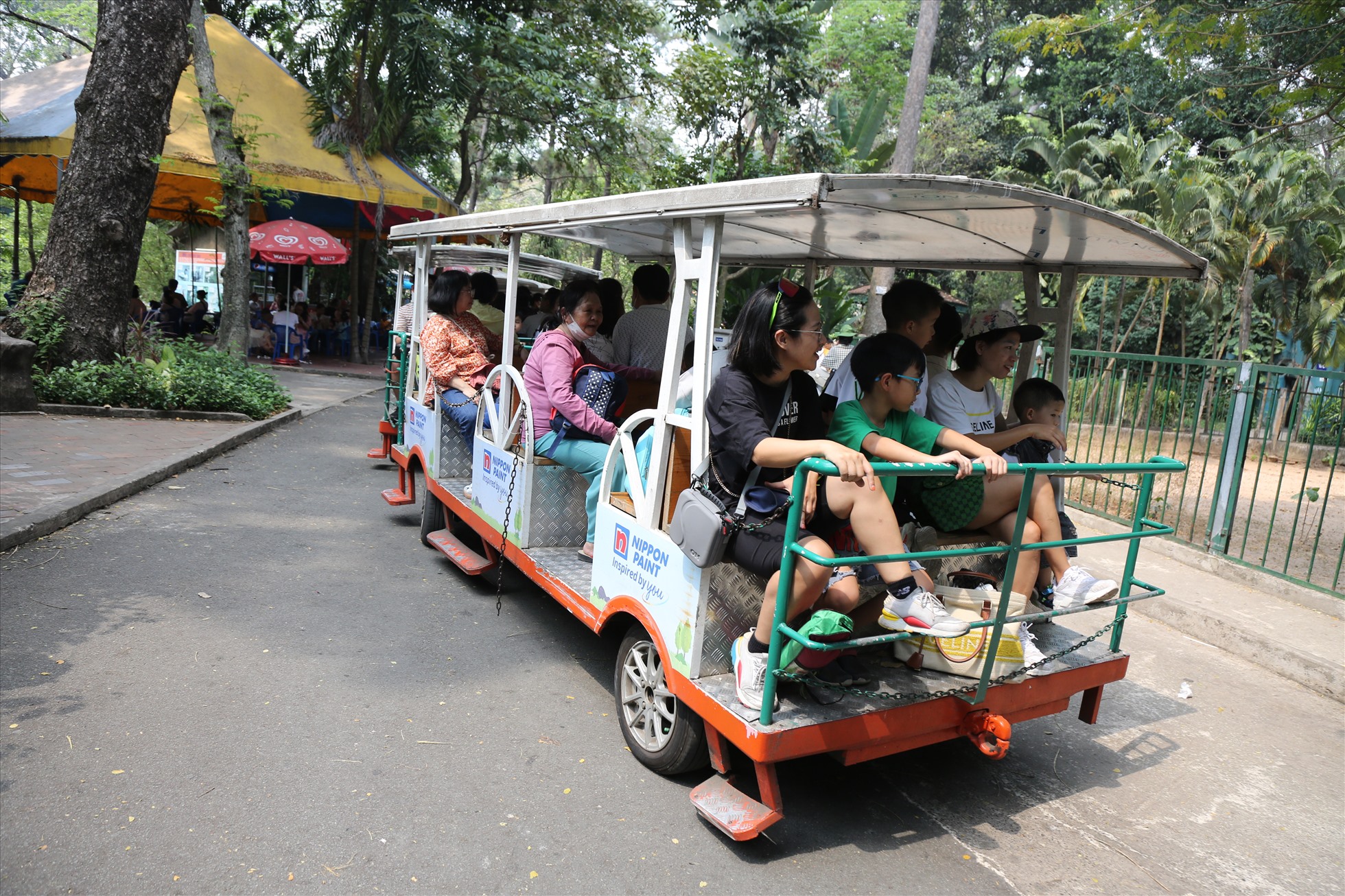 Một số gia đình có trẻ nhỏ lựa chọn di chuyển bằng xe được phục vụ bên trong khuôn viên Thảo Cẩm Viên để các bé đỡ mỏi chân và có thể khám phá được hết sở thú