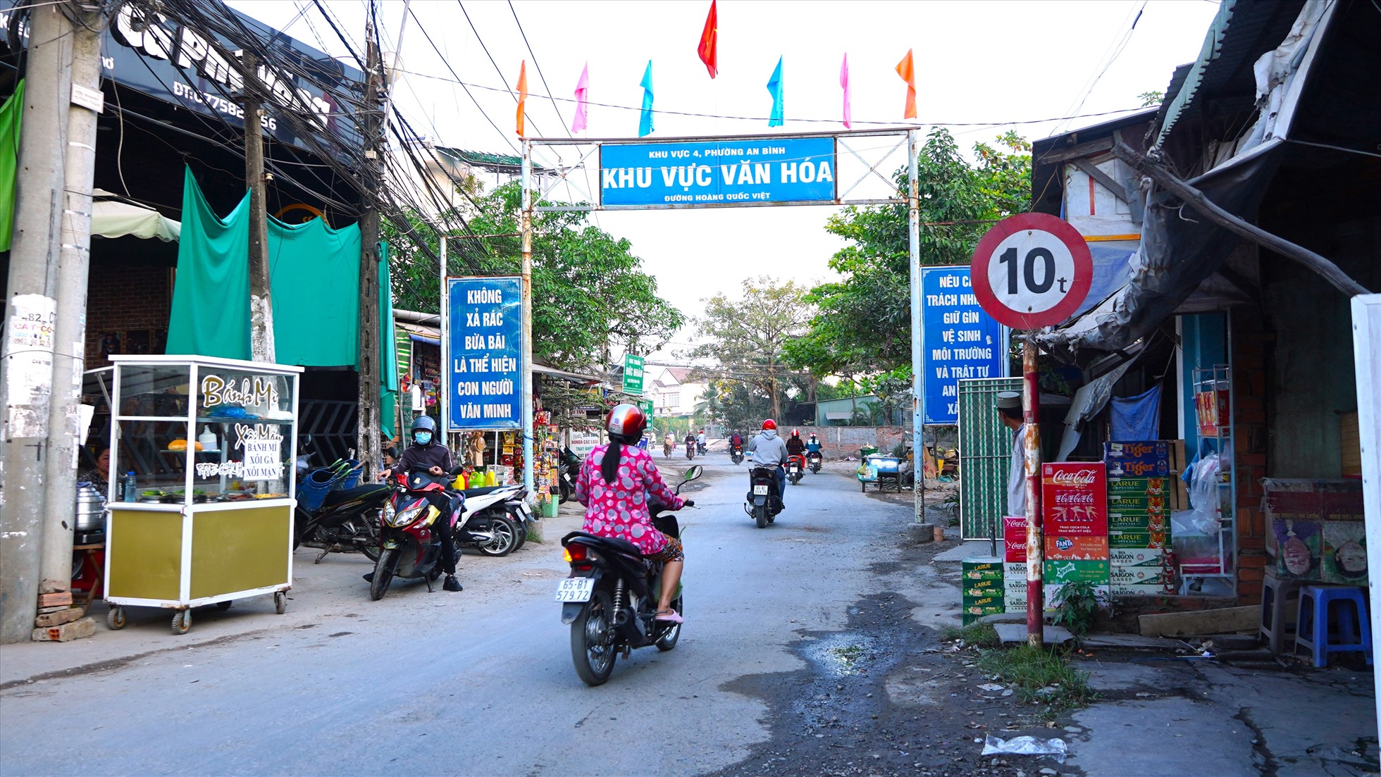 Đường Hoàng Quốc Việt (P. An Bình, Q. Ninh Kiều) còn gọi là con đường “đau khổ”, có chiều dài chỉ hơn 3km, điểm đầu là chợ An Bình (tức đường tỉnh 923) và điểm cuối là Quốc lộ 91B, nhiều năm qua đã xuống cấp nghiêm trọng, hư hỏng lầy lội và trở thành nỗi ám ảnh của người dân sống trên khu vực.