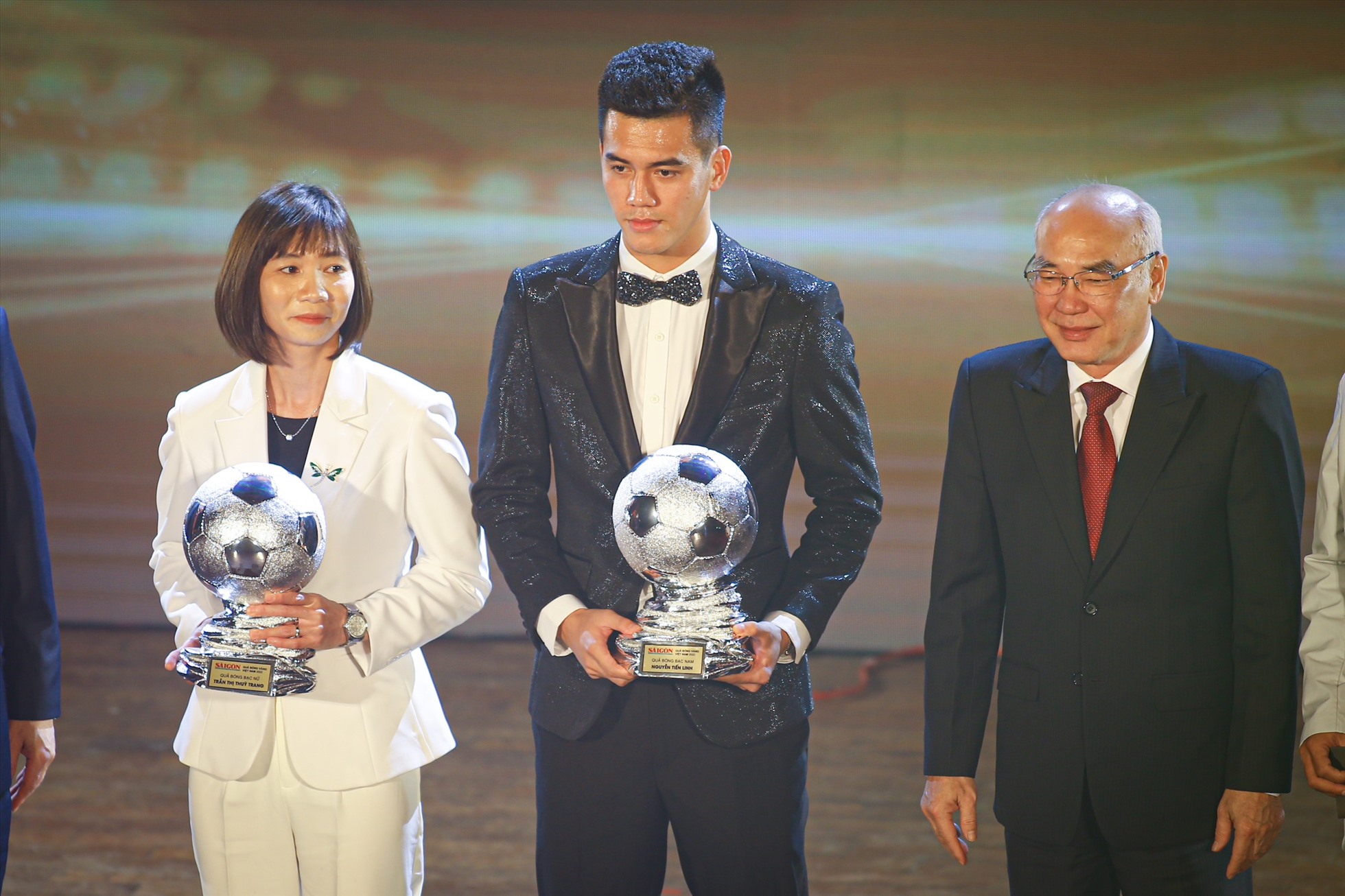 Tiến Linh nhận danh hiệu Quả bóng bạc Việt Nam 2022 khiến nhiều người tiếc nuối. Ảnh: Thanh Vũ