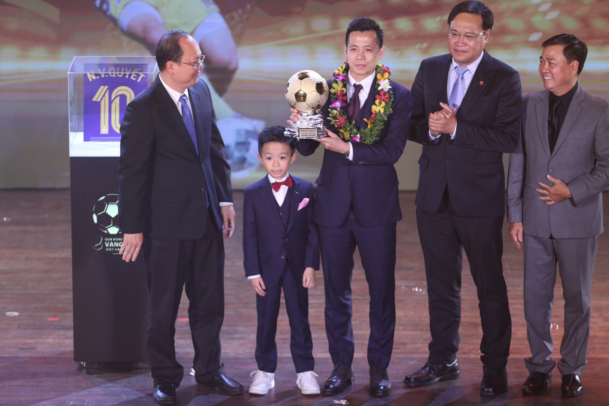 Danh hiệu Quả bóng vàng là phần thưởng xứng đáng cho những đóng góp của Văn Quyết trong năm 2022. Ảnh: Thanh Vũ