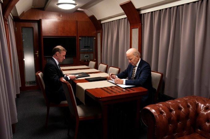 Tổng thống Mỹ Joe Biden và Cố vấn An ninh quốc gia Mỹ Jake Sullivan trên chuyến tàu từ Kiev, Ukraina trở lại Ba Lan. Ảnh: Nhà Trắng