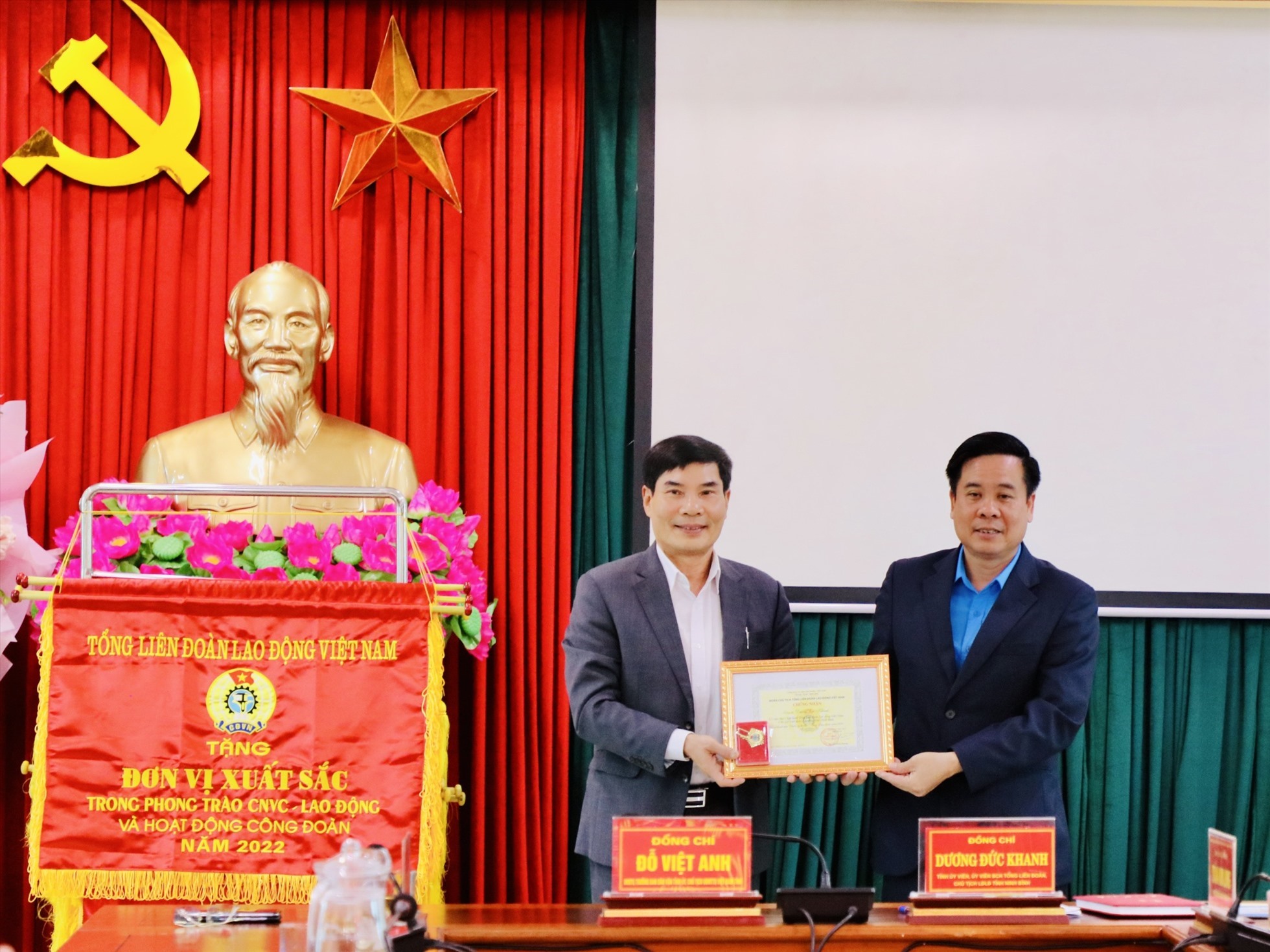 Trao danh hiệu Chiến sĩ thi đua của Tổng Liên đoàn lao động Việt Nam cho ông Dương Đức Khanh, Chủ tịch Liên đoàn lao động tỉnh Ninh Bình. Ảnh: Diệu Anh