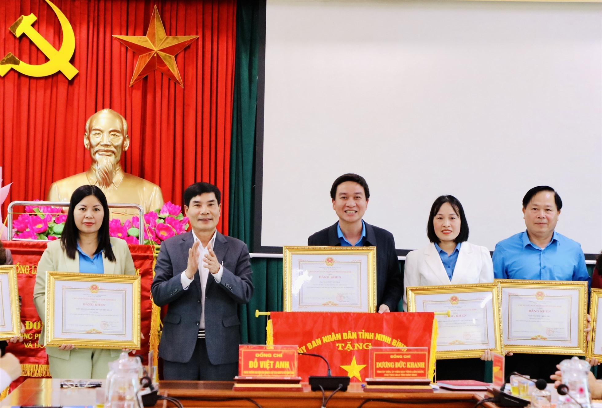 Trao Bằng khen và cờ thi đua của UBND tỉnh Ninh Bình cho các tập thể có thành tích xuất sắc trong các phong trào thi đua. Ảnh: Diệu Anh