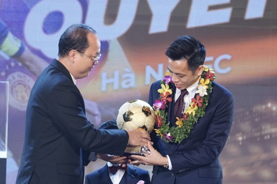 Văn Quyết lần thứ 2 nâng cao danh hiệu Quả bóng vàng Việt Nam. Ảnh: Hoàng Hùng