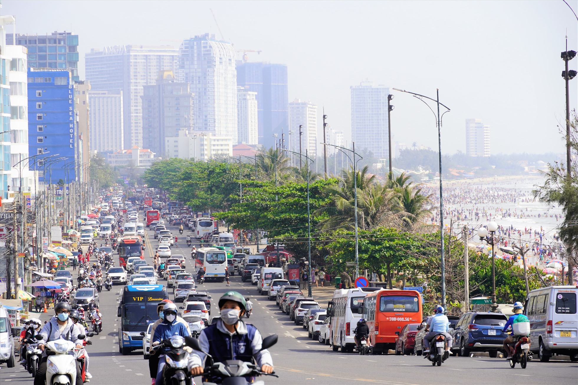 Lượng khách khá đông nên tuyến đường Thùy Vân cũng khá tấp nập. Hầu hết cơ sở lưu trú ven biển đều cho biết kín phòng trong đêm thứ bảy 25.2. Anh Vi Đăng Luân - một cơ sở lưu trú ven biển nhận định, dù đón lượng khách khá đông vào cuối tuần nhưng riêng hôm 25.2 thì cơ sở không còn phòng nào trống.