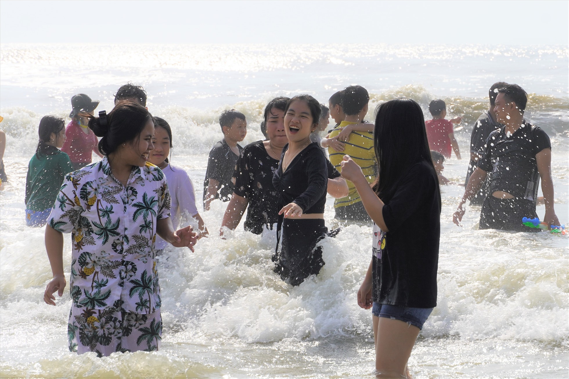 Những ngày này, khu vực Bãi Sau vẫn còn nhiều con sóng để du khách vẫy vùng. Thời tiết nắng nóng, nhưng nước biển lại mát lạnh khiến nhiều người thích thú tắm biển, vui đùa trong làn nước. Ảnh: Thành An