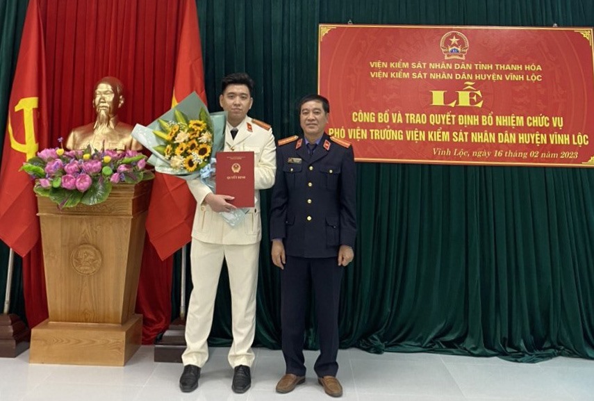 Tân Phó Viện trưởng Viện KSND huyện Vĩnh Lộc nhận quyết định bổ nhiệm. Ảnh: Viện KSND tỉnh Thanh Hoá