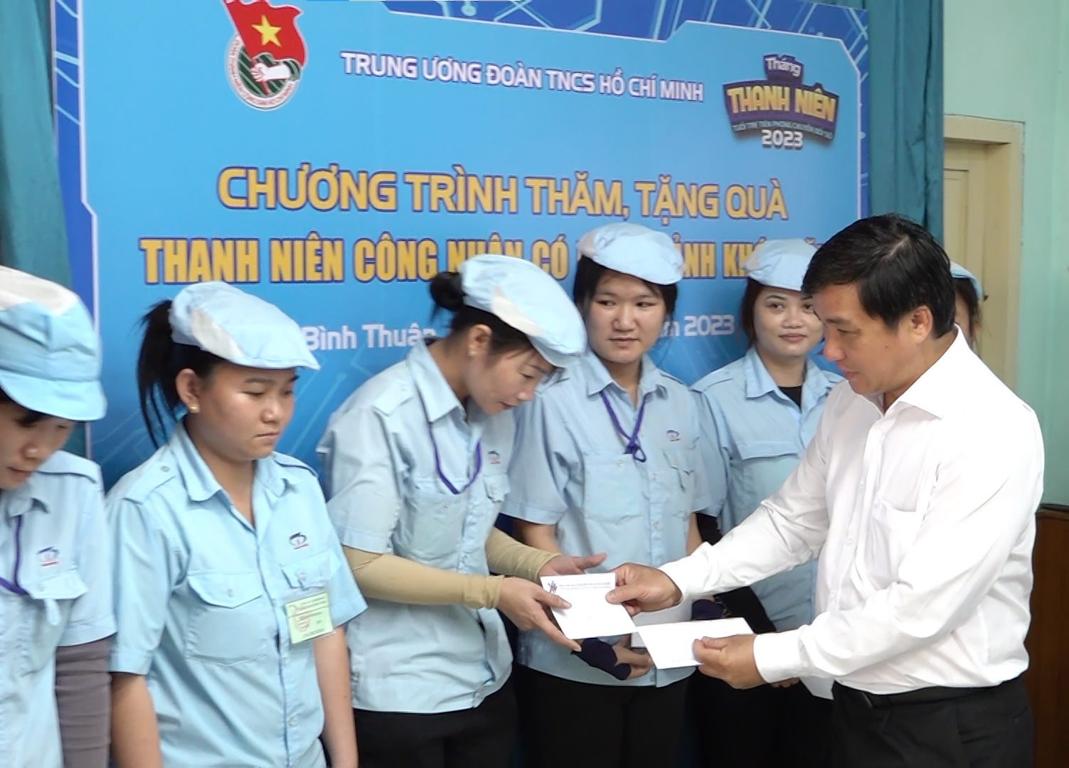 Đồng chí Dương Minh Tuấn, Phó Vụ trưởng, Phó Trưởng Cơ quan Thường trực Ban Tuyên giáo Trung ương tại TPHCM trao những phần quà tận tay công nhân. Ảnh: Duy Tuấn