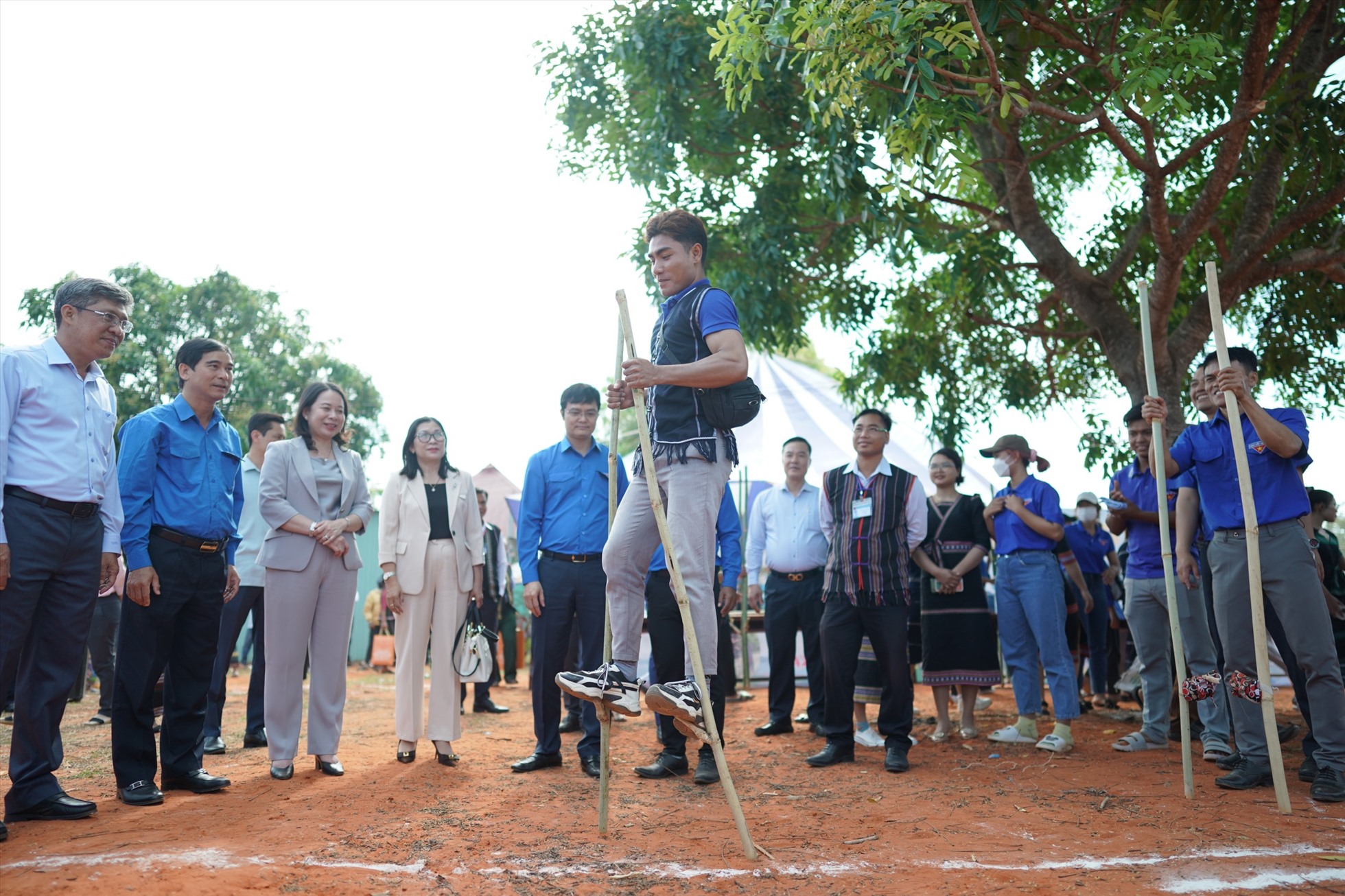 Các đại biểu tham dự các hoạt động trong Ngày hội Thanh niên Dân tộc tại xã Đông Tiến, huyện Hàm Thuận Bắc, Bình Thuận. Ảnh: Anh Linh