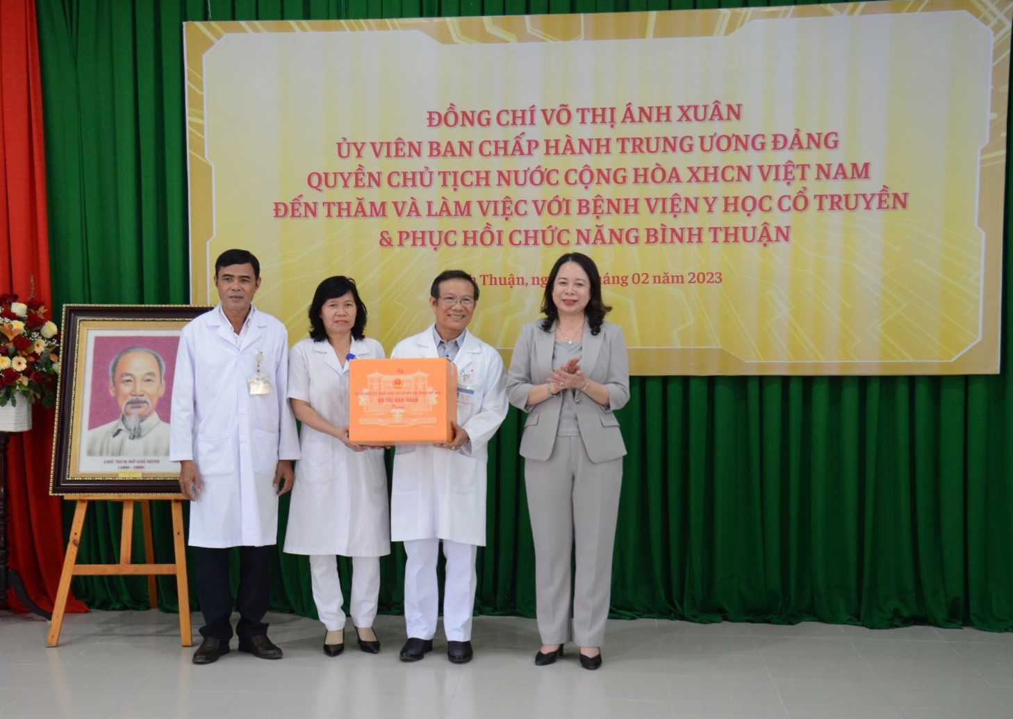 Quyền Chủ tịch nước thăm, tặng quà đội ngũ y, bác sĩ Bệnh viện Y học cổ truyền tỉnh Bình Thuận. Ảnh: Anh Linh