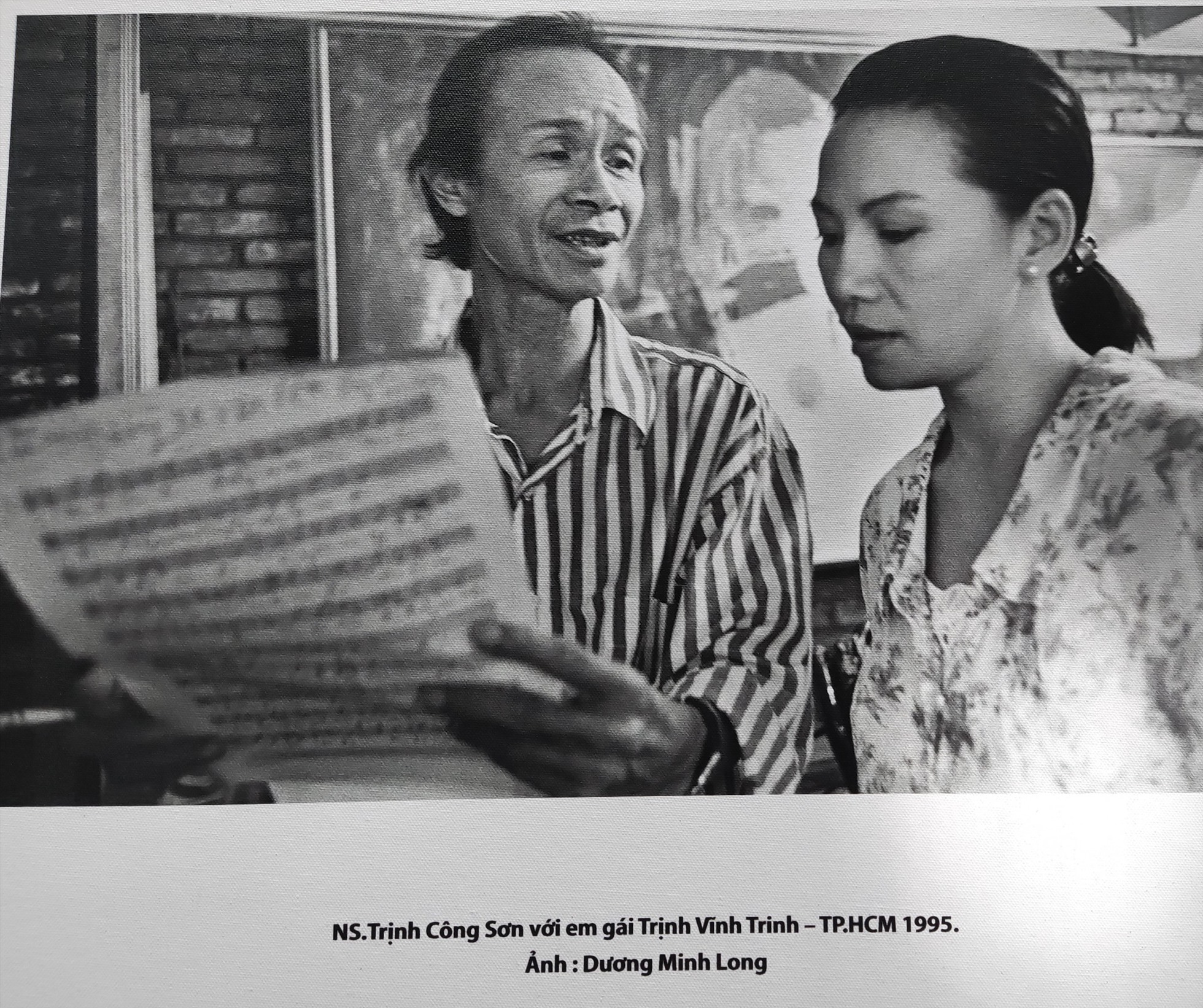 Trịnh Công Sơn tập hát cho em gái - ca sĩ Trịnh Vĩnh Trinh năm 1995. Bên cạnh Khánh Ly, Hồng Nhung, bà cũng là một trong những giọng ca nữ thể hiện nhạc Trịnh thành công.