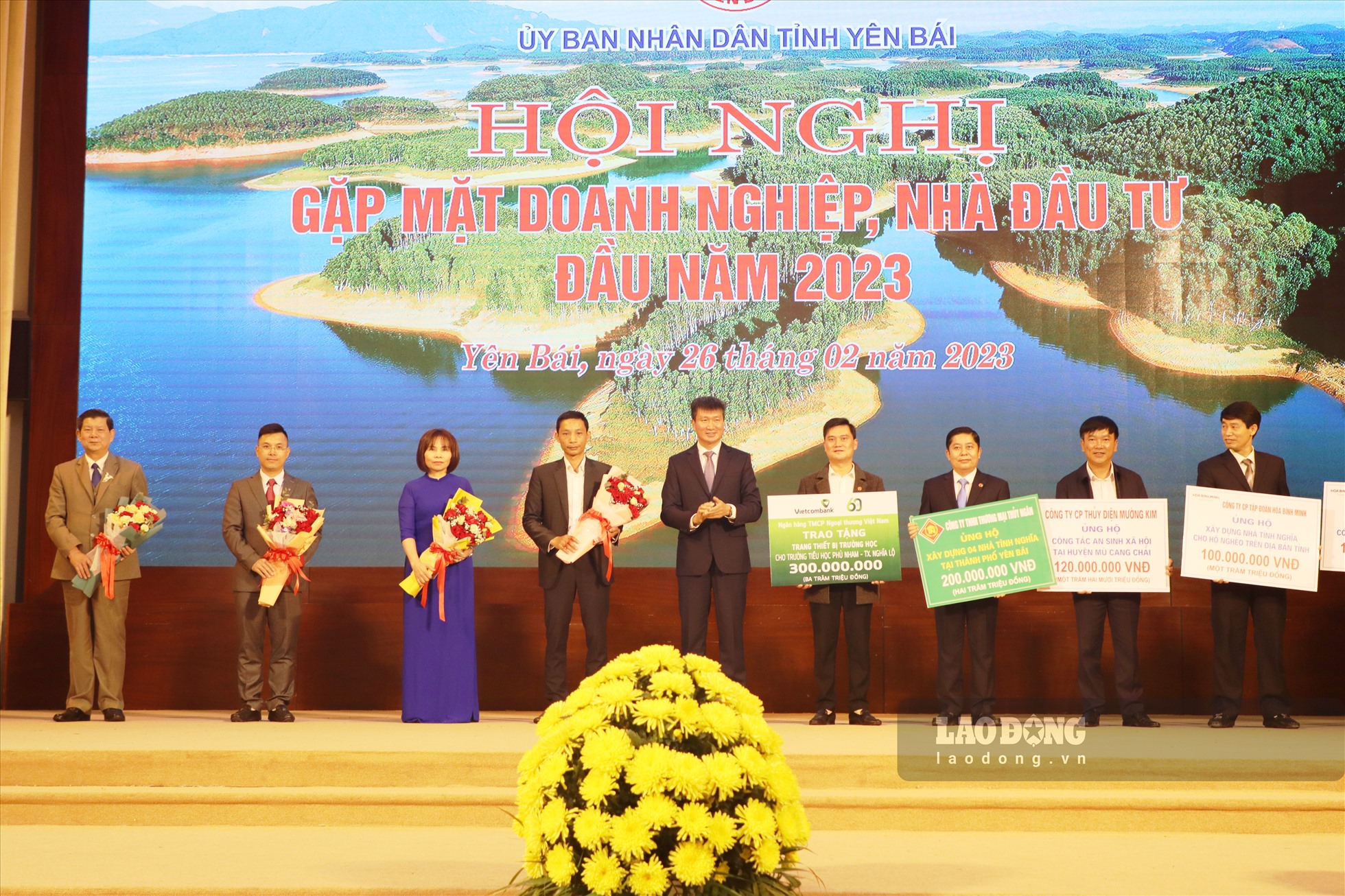 Chủ tịch UBND tỉnh Trần Huy Tuấn tặng hoa cảm ơn các doanh nghiệp đã tích cực tham gia các hoạt động vì cộng đồng, đóng góp vào công tác an sinh xã hội ở địa phương.
