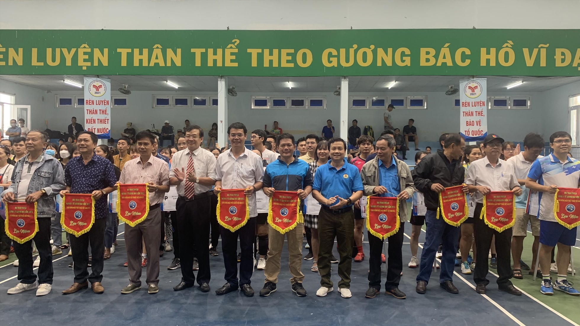 Lãnh đạo LĐLĐ tỉnh Khánh Hòa tặng cờ lưu niệm cho các đơn vị tham gia hội thao Ngành Y tế năm 2023. Ảnh: Phương Linh