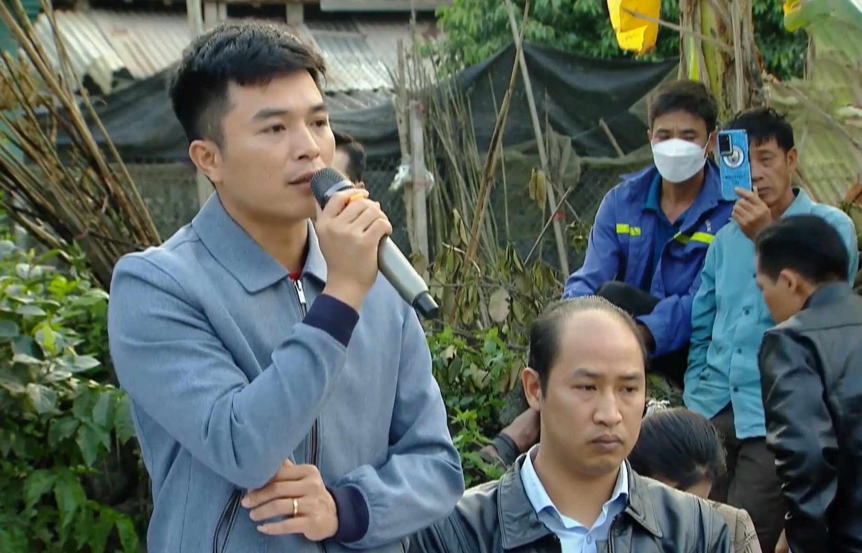 Ông Ngô Xuân Trường, Giám đốc Công ty TNHH chăn nuôi Sơn Động trao đổi với người dân trước phản ánh công ty gây ô nhiễm. Ảnh: Vân Trường