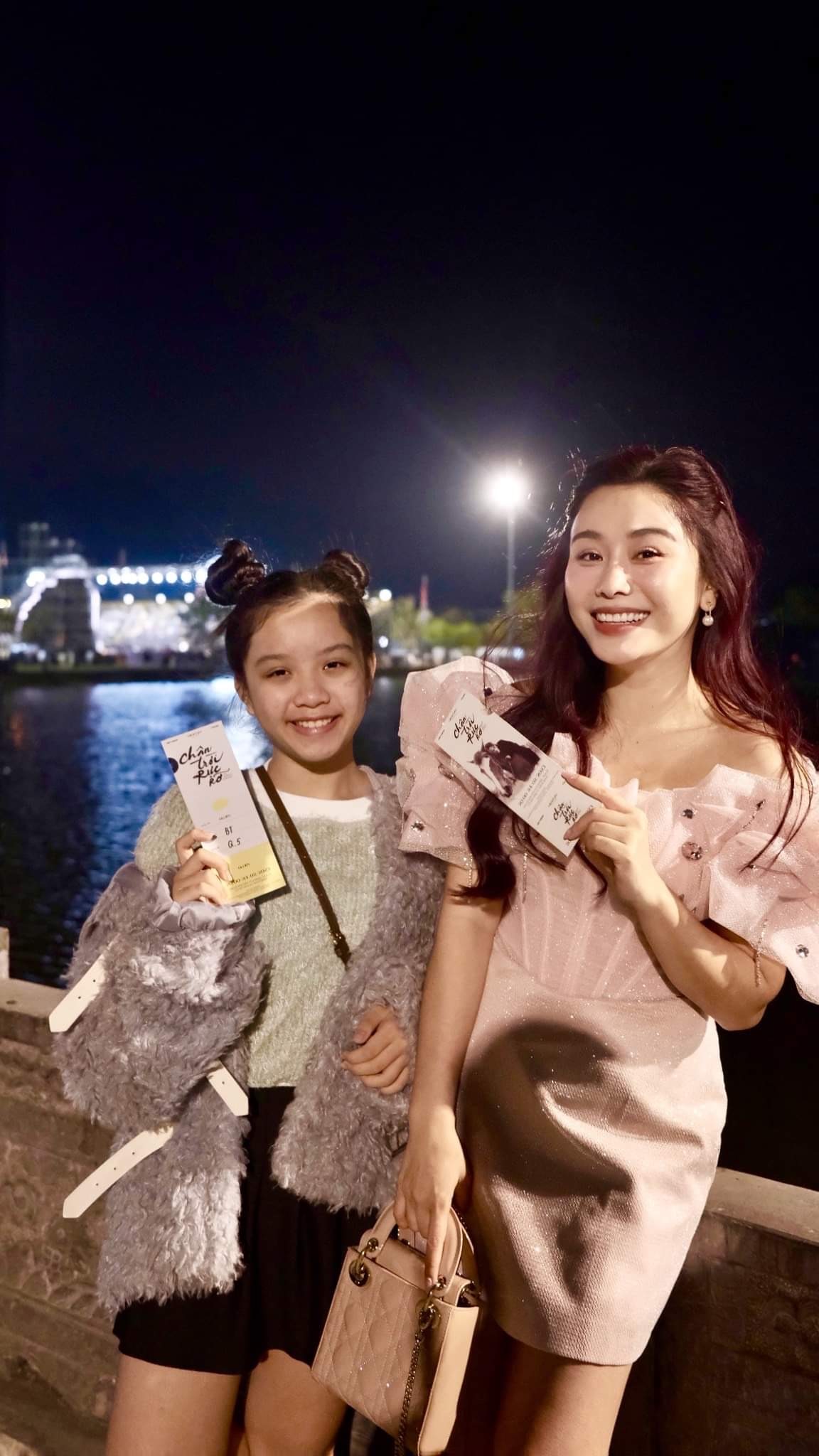 Quá trình di chuyển đến địa điểm tổ chức liveshow và tìm khách sạn nghỉ chân của hai mẹ con Anh Thơ cũng không dễ dàng. Nữ MC gốc miền Tây kể: “Vấn đề đầu tiên là vì Hà Anh Tuấn chọn địa điểm là Ninh Bình, nơi không có sân bay nên mất thêm đến vài tiếng đồng hồ để di chuyển... Thêm nữa dịp đầu xuân nên rất nhiều người đến Ninh Bình du lịch cùng một thời điểm nên đặt trước các dịch vụ ăn uống, khách sạn khá khó khăn“.