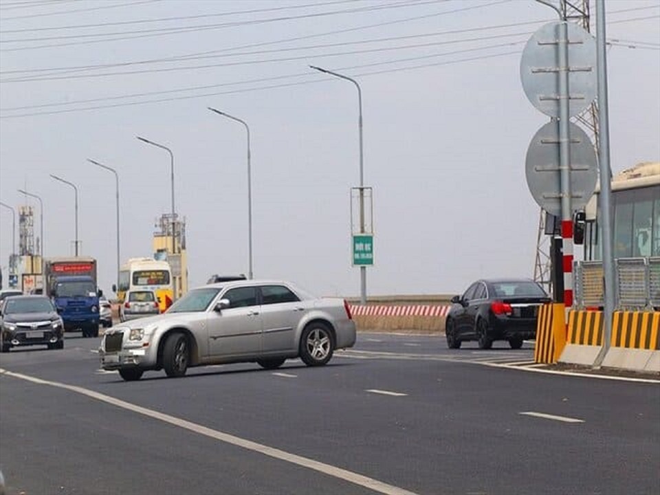 Khi không chú ý quan sát, người lái dễ mắc phải lỗi quay đầu xe ô tô (Nguồn: Sưu tầm)