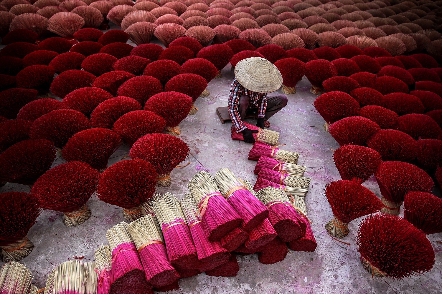 Bức ảnh “Làm hương” của Trần Tuấn Việt xuất bản trên tạp chí National Geographic vào tháng 6.2017 thu hút khán giả trên thế giới.