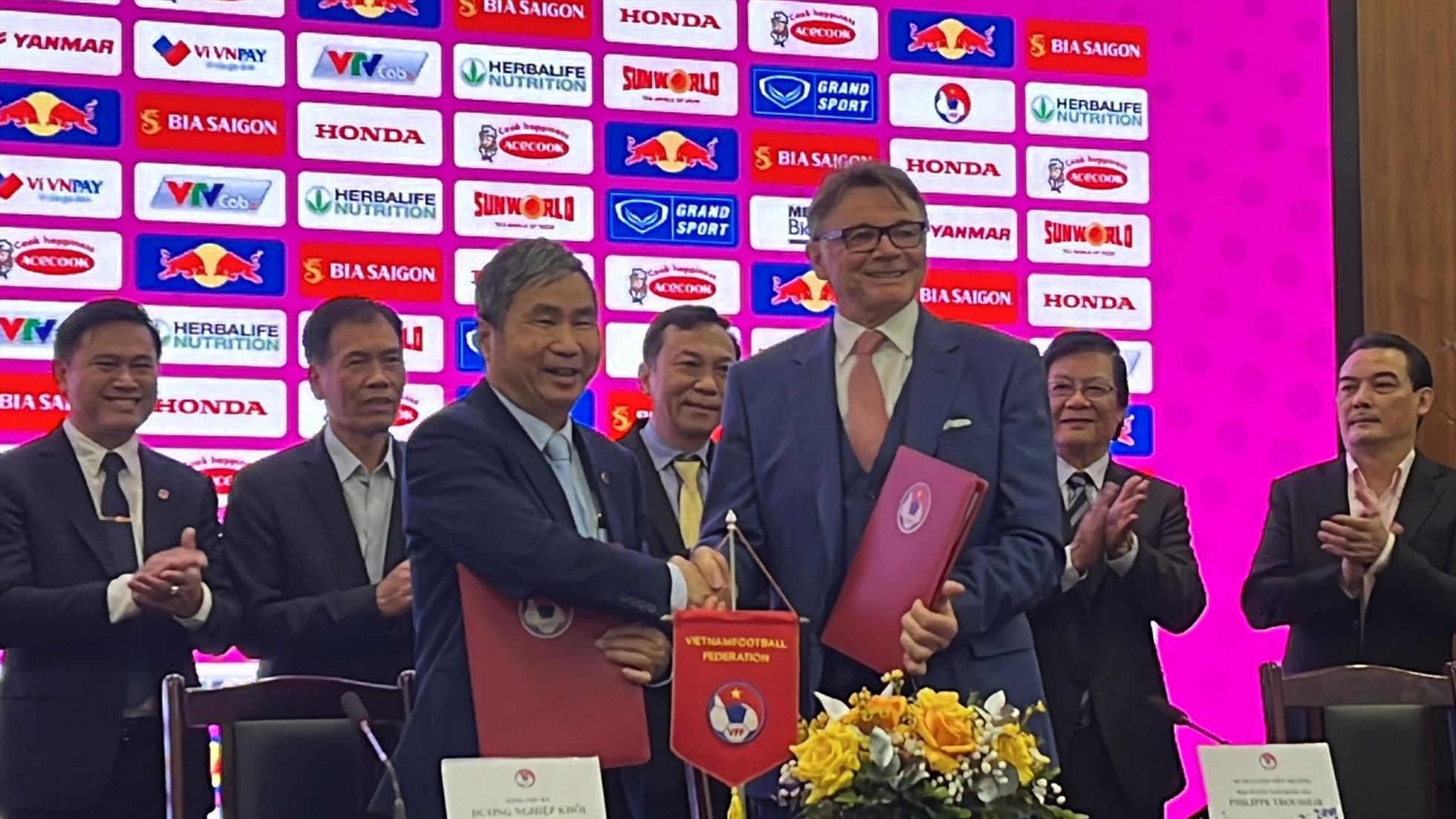 Huấn luyện viên Troussier ký kết hợp đồng với Liên đoàn bóng đá Việt Nam. Ảnh: Hoàng Huê