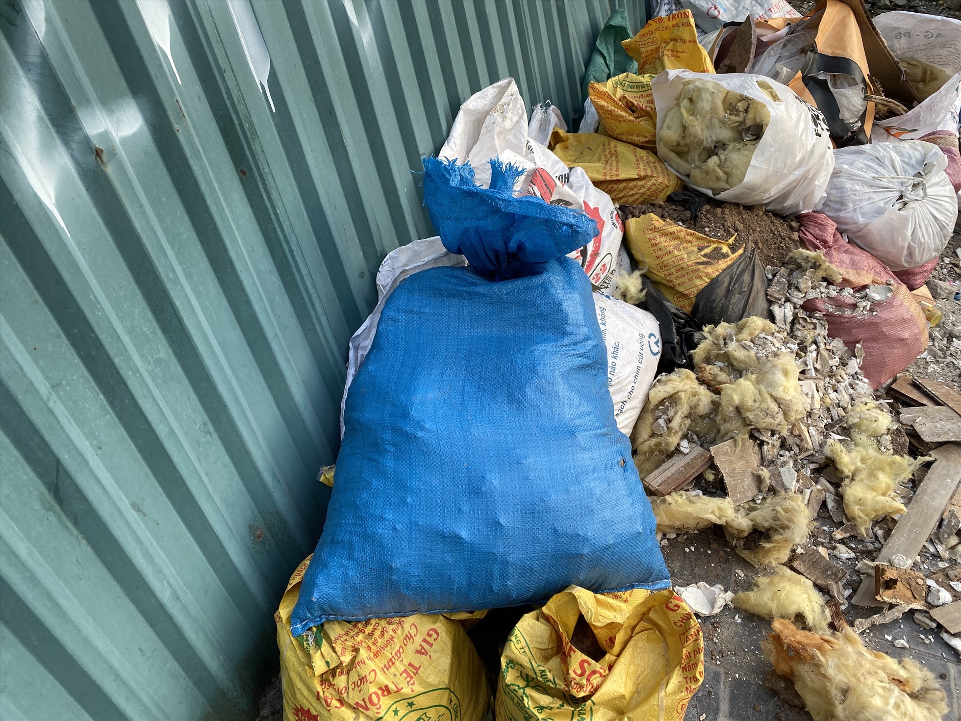 Tình trạng đổ trộm rác thải cũng xảy ra trên đường Mạc Thái Tổ (đoạn giao với đường Phạm Hùng. Ảnh: Vĩnh Hoàng