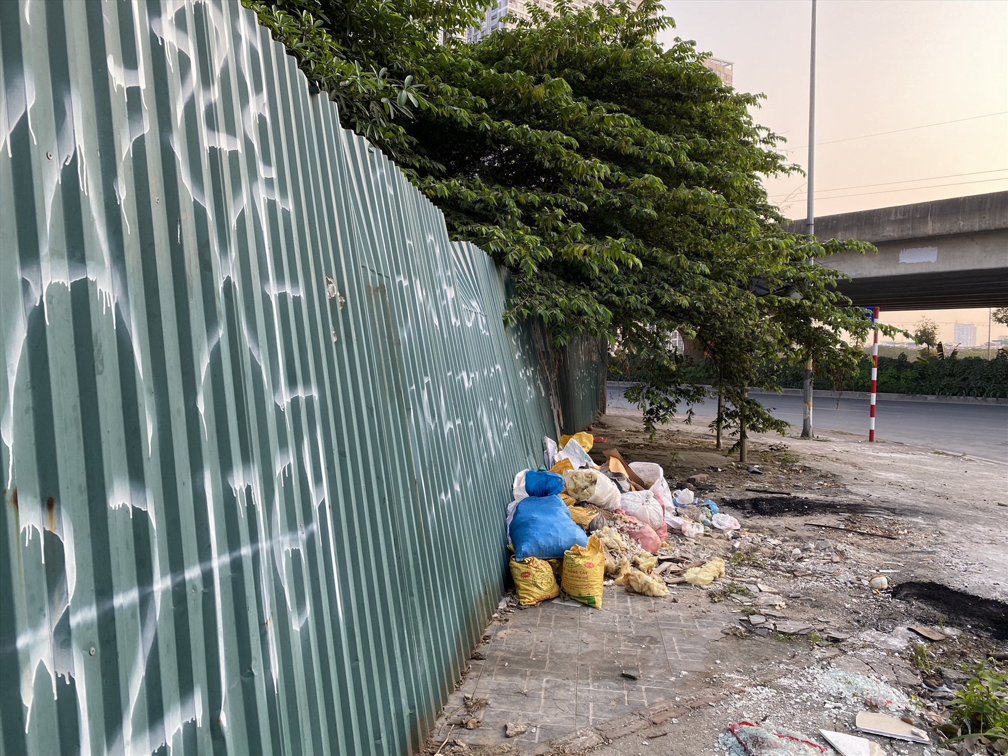 Tình trạng đổ trộm rác thải cũng xảy ra trên đường Mạc Thái Tổ (đoạn giao với đường Phạm Hùng. Ảnh: Vĩnh Hoàng